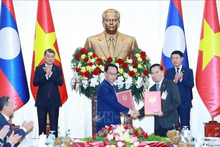 [Ảnh] Thủ tướng Lê Minh Hưng và Thủ tướng Lào Saleumxay Kommasith chứng kiến lễ trao văn kiện hợp tác