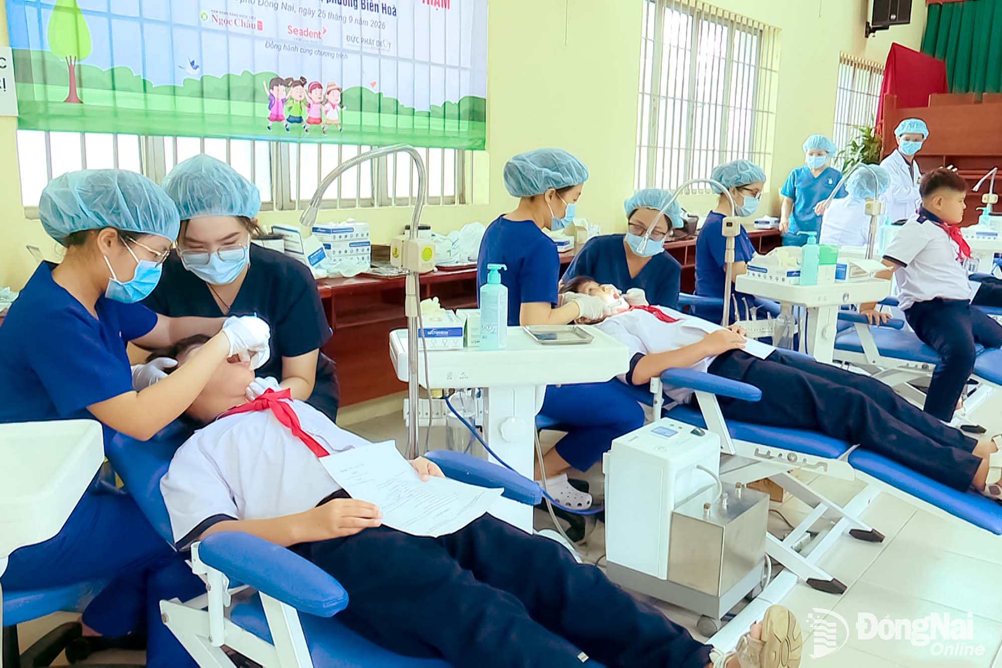 Học sinh Trường tiểu học Biên Hòa (phường Biên Hòa) được khám răng trong chương trình nha học đường.

