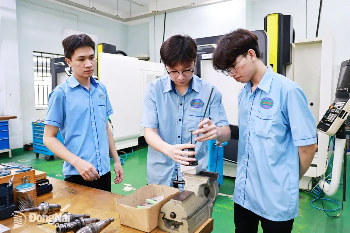 Học sinh, sinh viên tuyệt đối cảnh giác khi sử dụng phương tiện giao thông