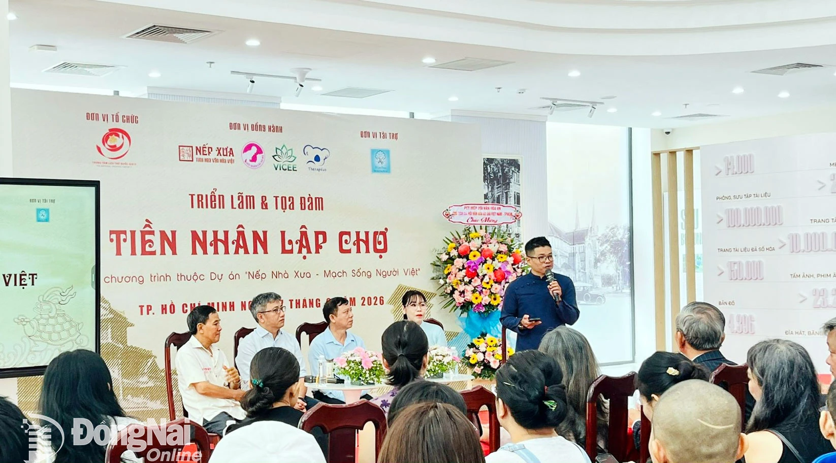 Các diễn giả trao đổi tại Tọa đàm Tiền nhân lập chợ.