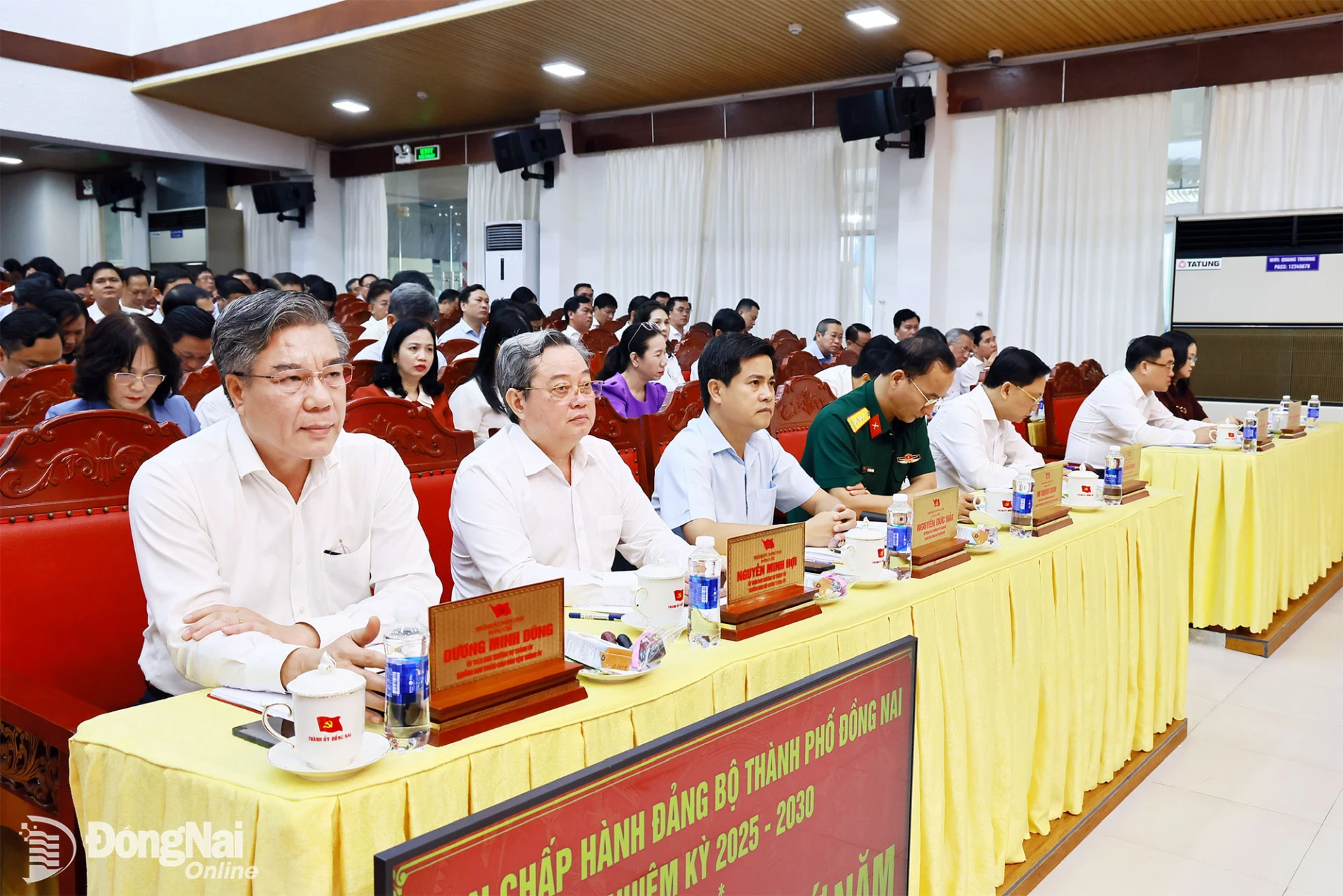 Các đồng chí trong Ban Thường vụ Thành ủy tham dự hội nghị. Ảnh: Công Nghĩa