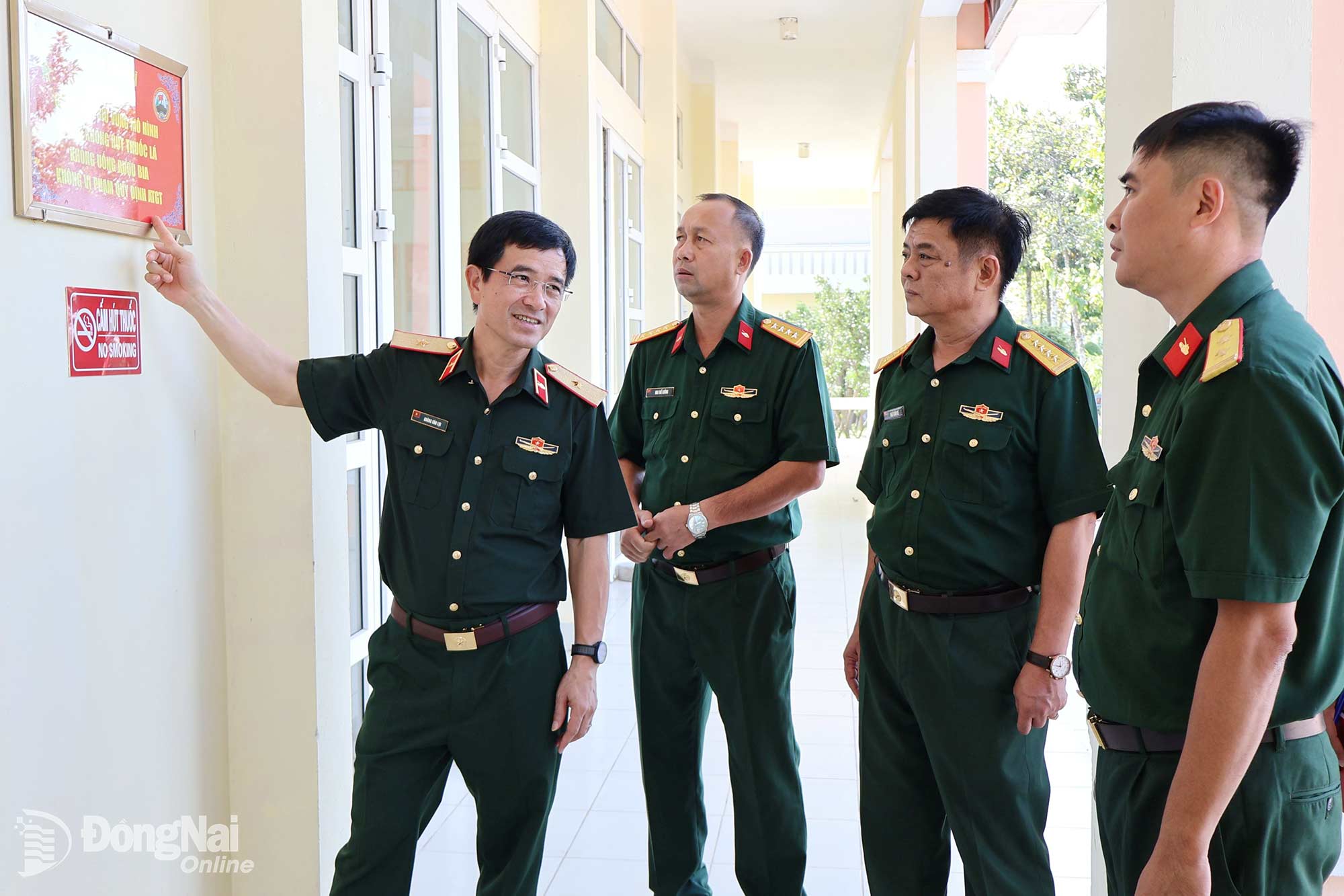 Thiếu tướng Hoàng Văn Lợi (bìa trái), Bí thư Đảng ủy, Chính ủy Binh chủng Tăng thiết giáp kiểm tra công tác Đảng, công tác chính trị tại Lữ đoàn Tăng thiết giáp 22.