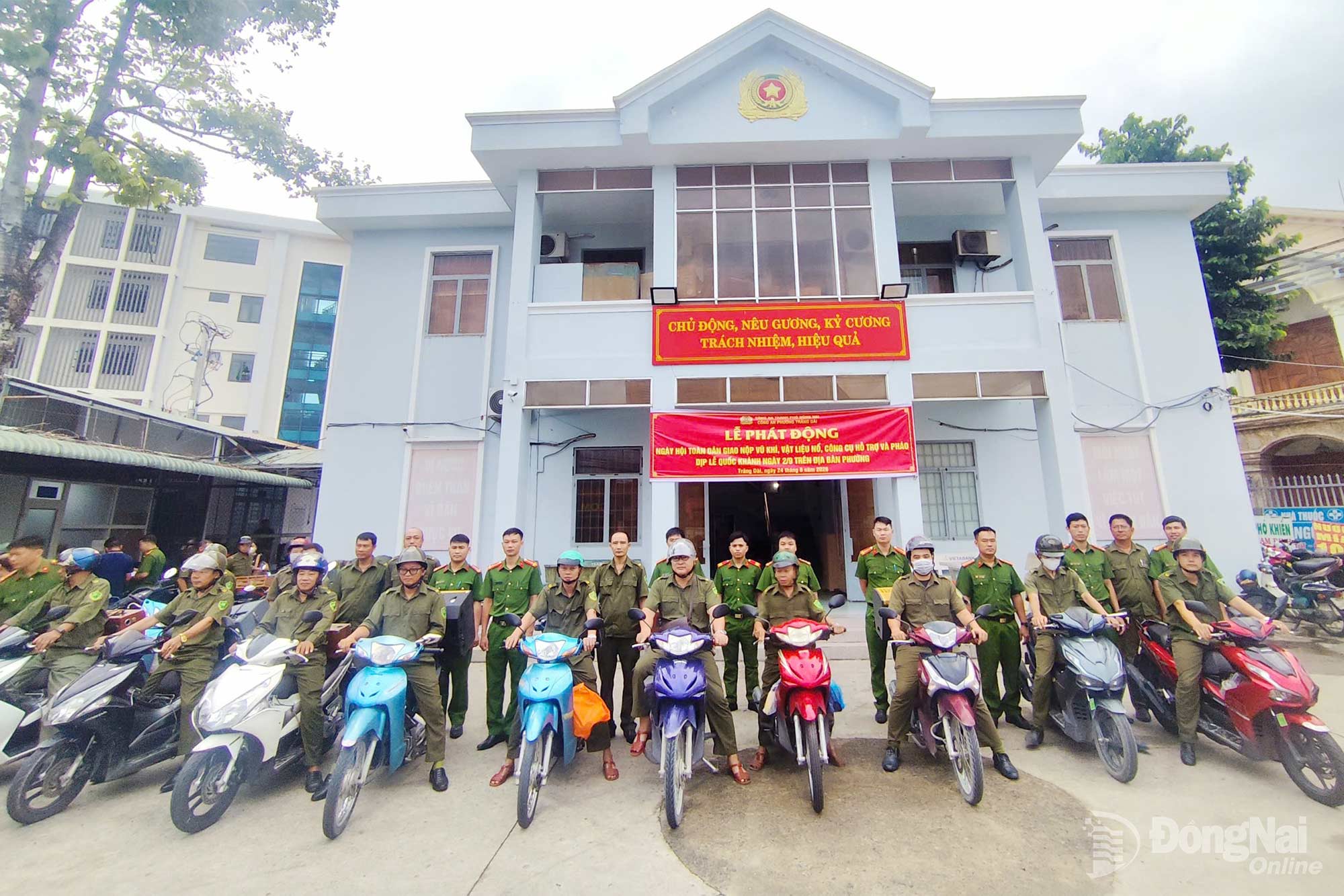 Công an phường Trảng Dài ra quân tuyên truyền vận động người dân thu gom vũ khí, vật liệu nổ. Ảnh: C.T.V