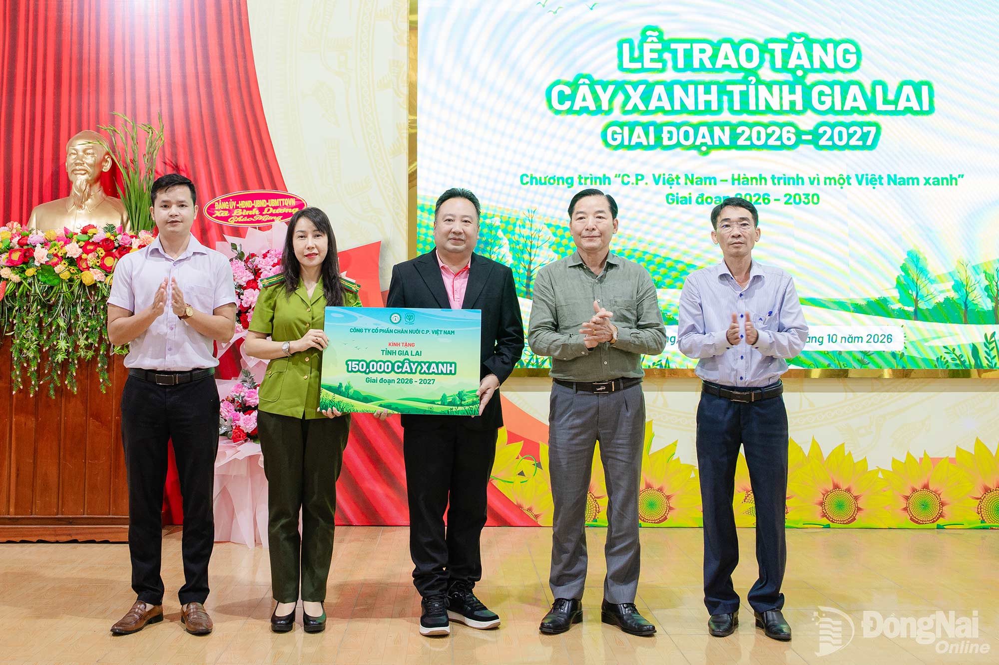 Ông Worawit Arunraksa, Giám đốc Phát triển bền vững C.P. Việt Nam (đứng giữa) trao bảng tượng trưng hỗ trợ 150.000 cây xanh cho tỉnh Gia Lai trong giai đoạn 2026-2027. Ảnh: C.P. Việt Nam