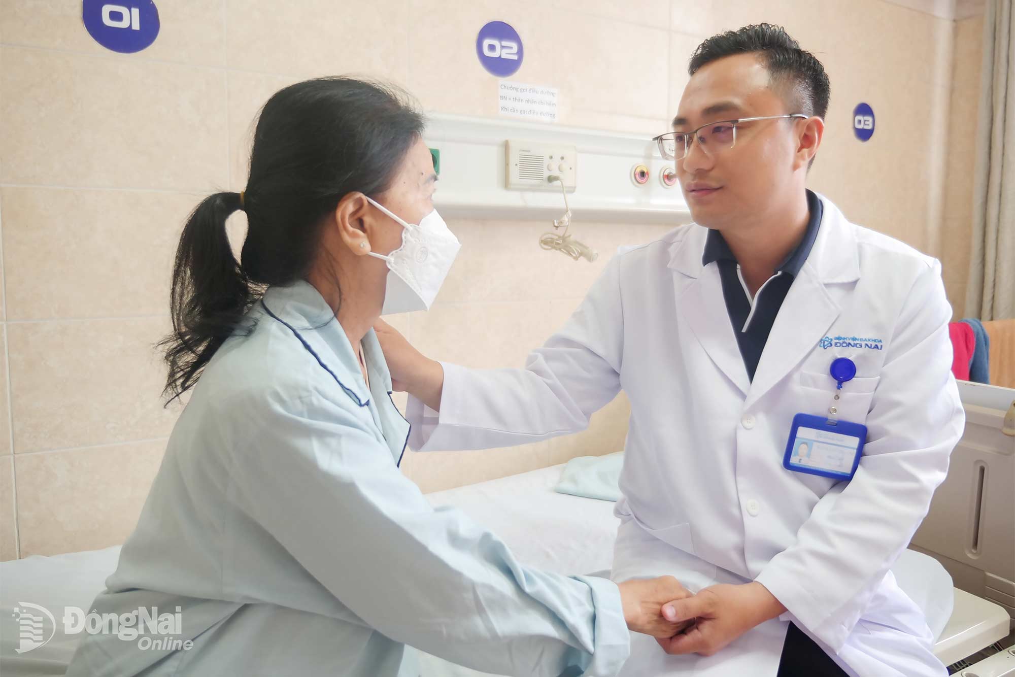 Bác sĩ Nguyễn Vương Anh động viên bệnh nhân ung thư vú đang điều trị tại Bệnh viện Đa khoa Đồng Nai.

