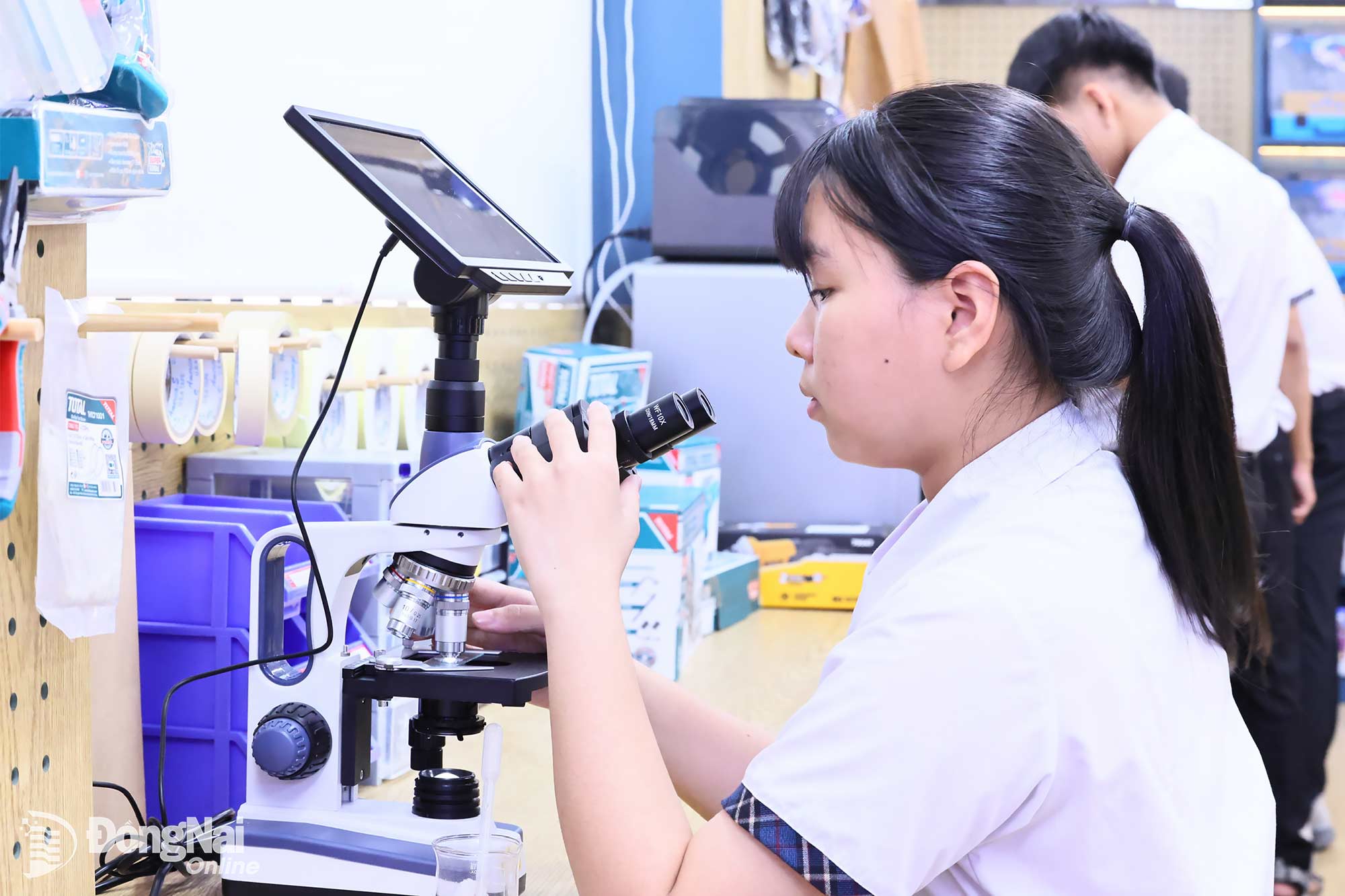 Học sinh Trường THPT Thống Nhất A (phường Trảng Bom) có thể trải nghiệm hoạt động giáo dục STEM nhờ được trang bị phòng thực hành STEM hiện đại.