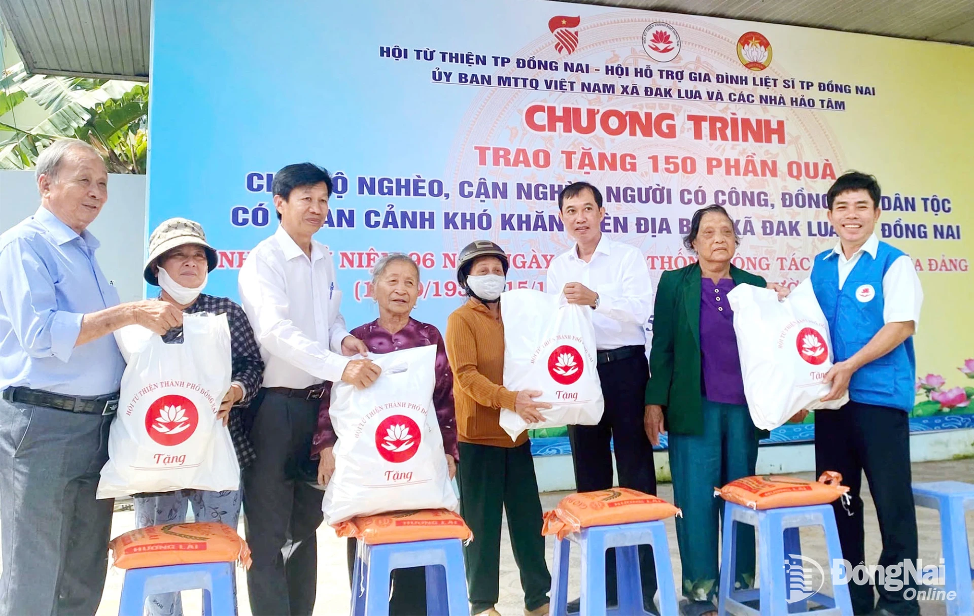 Hội Từ thiện thành phố phối hợp với Hội Hỗ trợ gia đình liệt sĩ thành phố, Ủy ban MTTQ Việt Nam xã Đak Lua tặng quà hộ nghèo, gia đình có hoàn cảnh đặc biệt khó khăn trên địa bàn xã. Ảnh: C.T.V