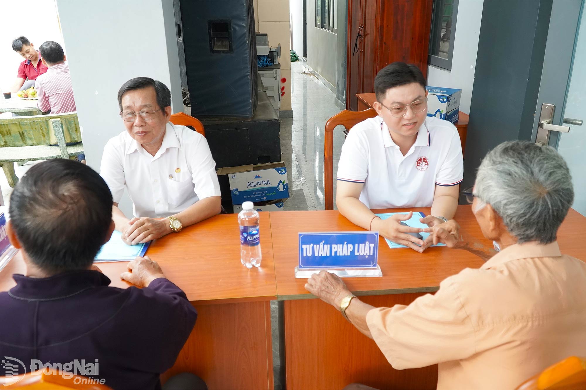 Các luật sư, luật gia Đồng Nai tư vấn pháp luật miễn phí cho người dân tại xã Sông Ray. Ảnh minh họa: An Nhơn