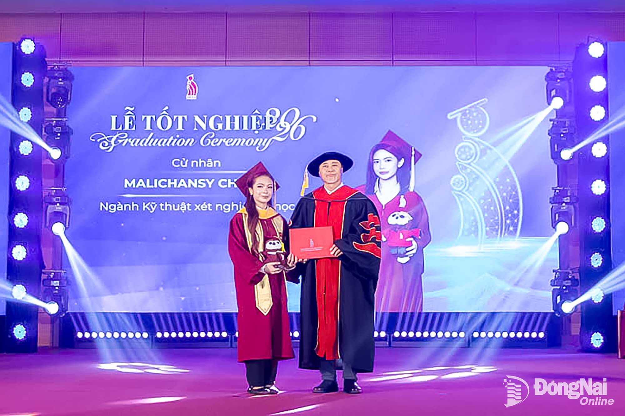 Dr. Phan Ngoc Son, Rector of Dong Nai Technology University, presents a bachelors degree certificate to Malichansy Chinny. Photo: Cong Nghia

