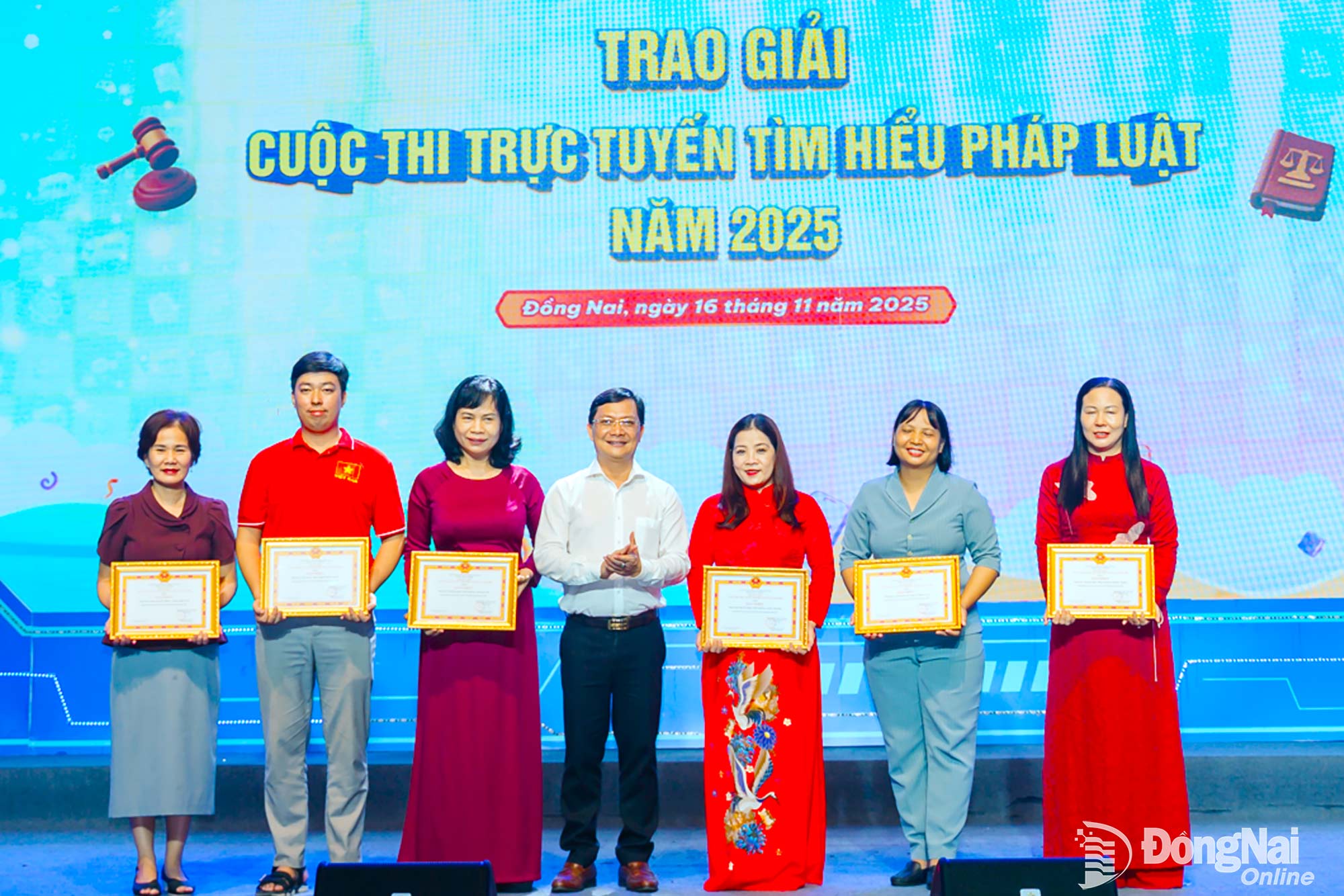 Ban tổ chức trao thưởng cho các tập thể, cá nhân đoạt giải cuộc thi trực tuyến Tìm hiểu pháp luật năm 2025. Ảnh tư liệu