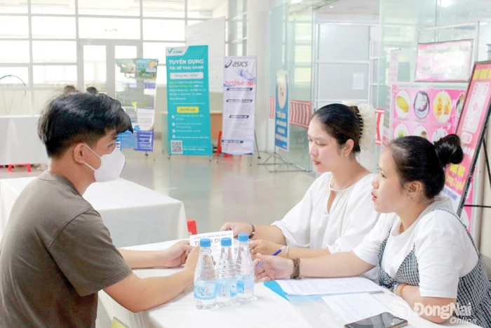 Tăng chế độ đãi ngộ để thu hút lao động