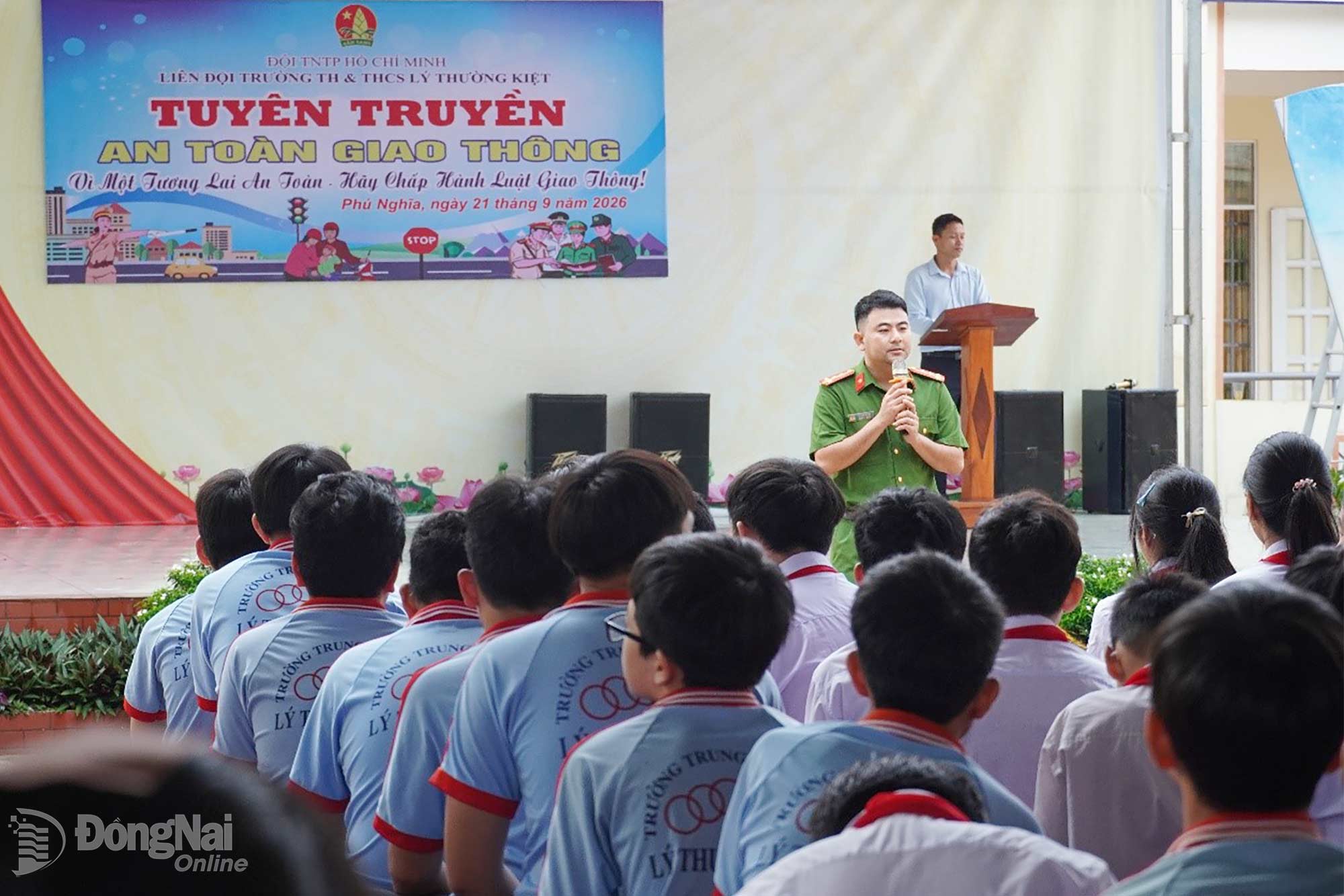 Công an xã Phú Nghĩa tuyên truyền pháp luật cho học sinh trên địa bàn xã.