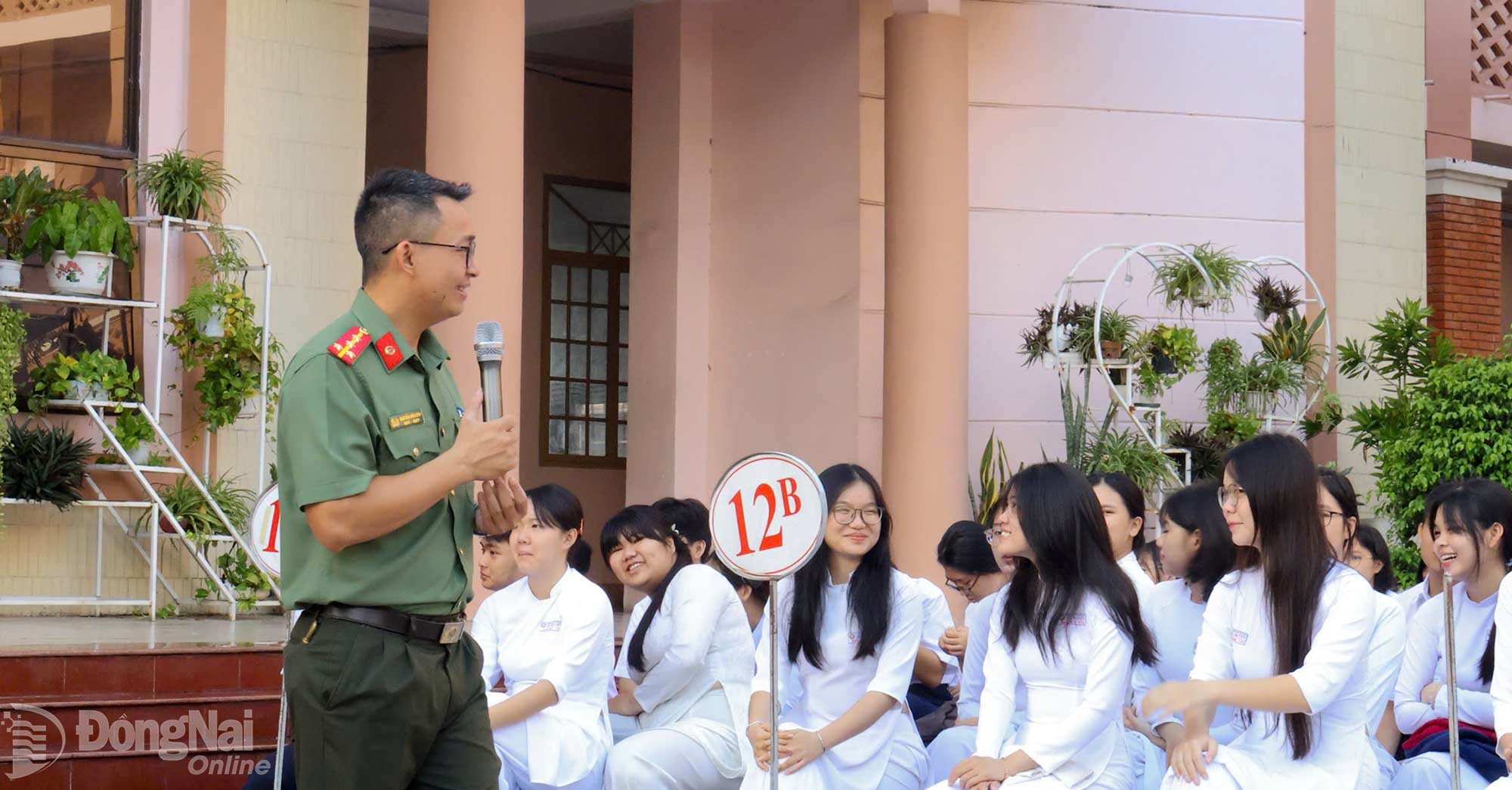 Cán bộ Phòng An ninh mạng Công an thành phố tuyên truyền pháp luật cho học sinh trên địa bàn phường Trấn Biên. Ảnh: C.T.V