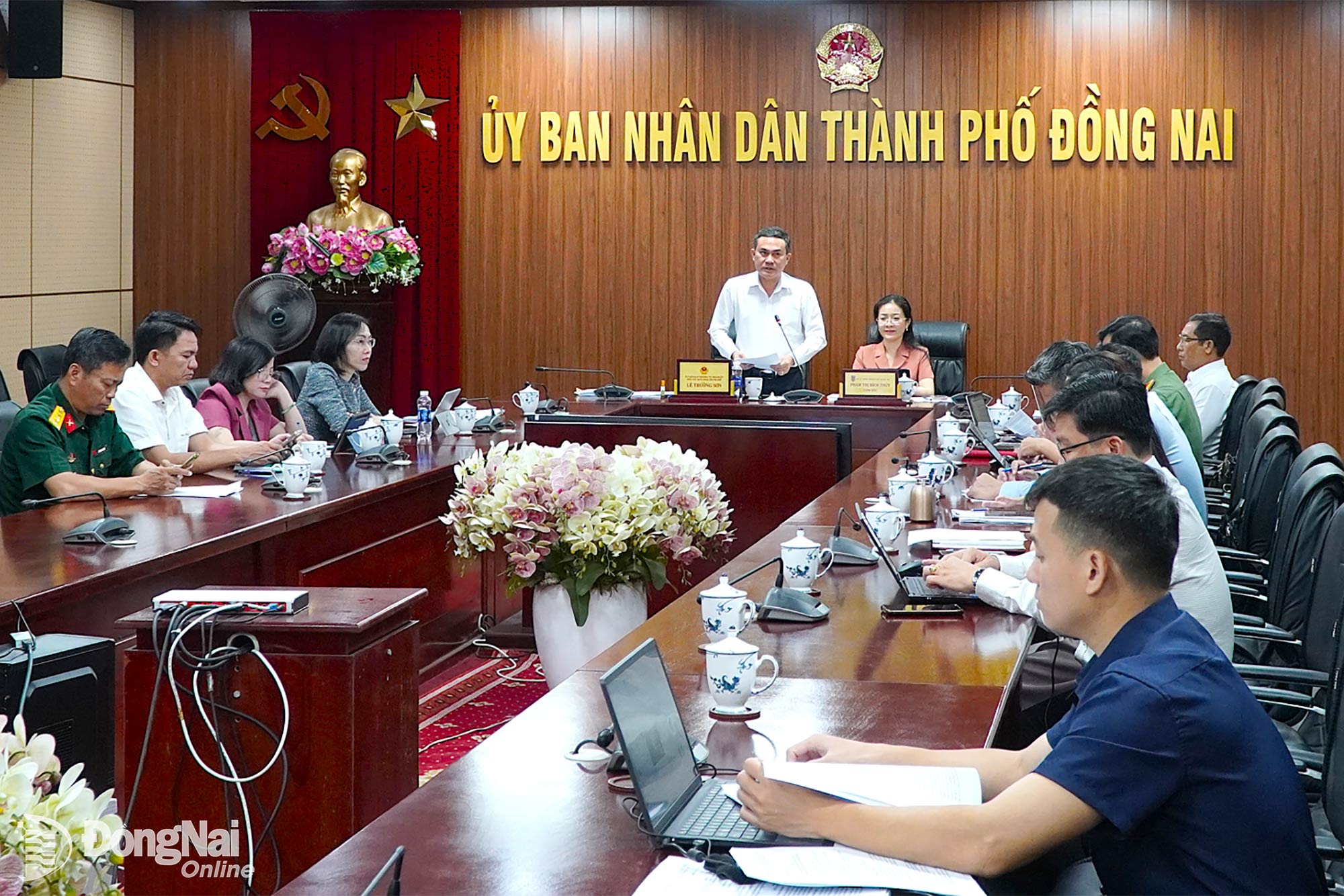 Ủy viên Ban Thường vụ Thành ủy, Phó Chủ tịch UBND thành phố Lê Trường Sơn phát biểu tại Hội nghị triển khai Nghị quyết số 24 về thí điểm thực hiện chế định luật sư công.