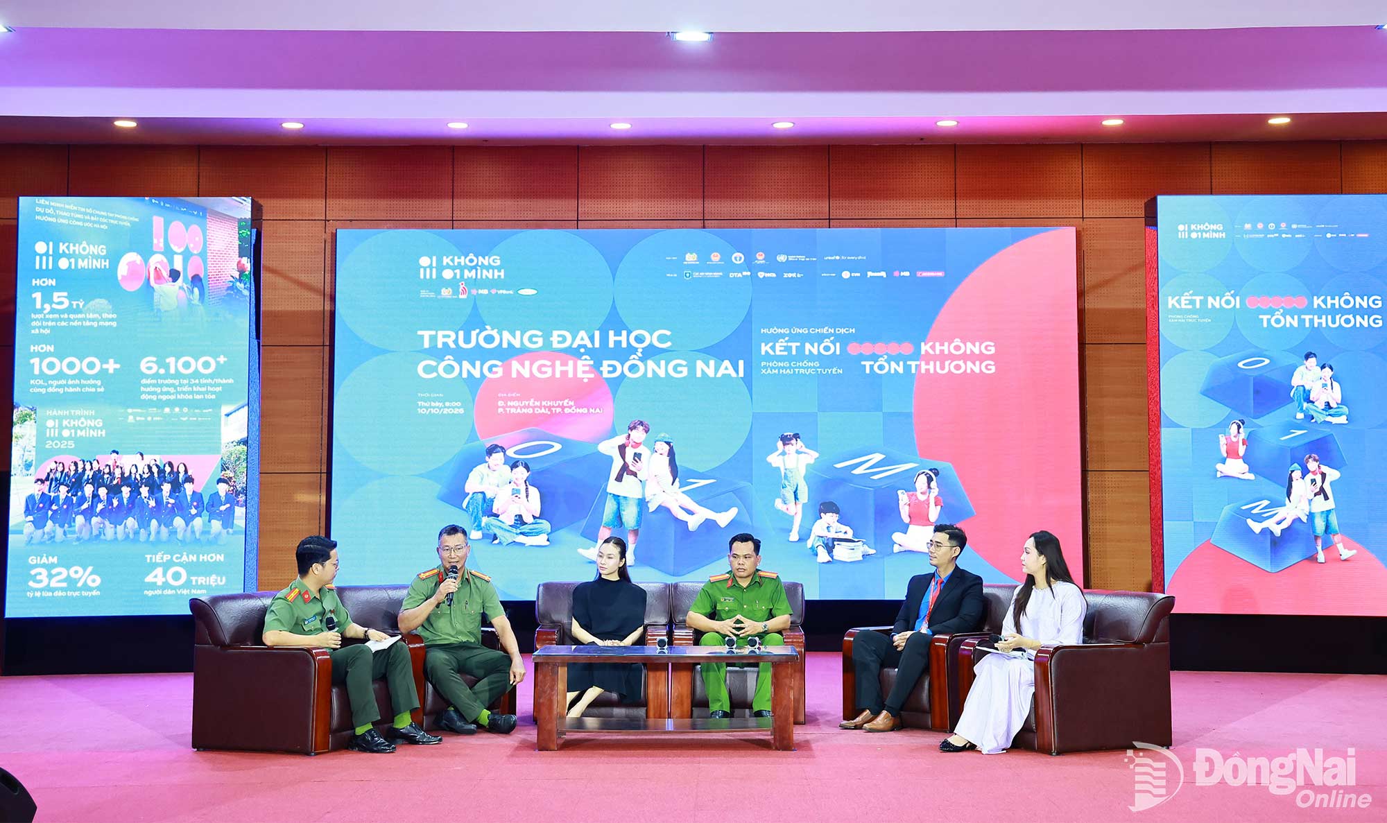 Cán bộ phụ trách công tác an ninh mạng Công an thành phố và các KOL trao đổi với sinh viên phương pháp sử dụng mạng xã hội an toàn. Ảnh: Công Nghĩa