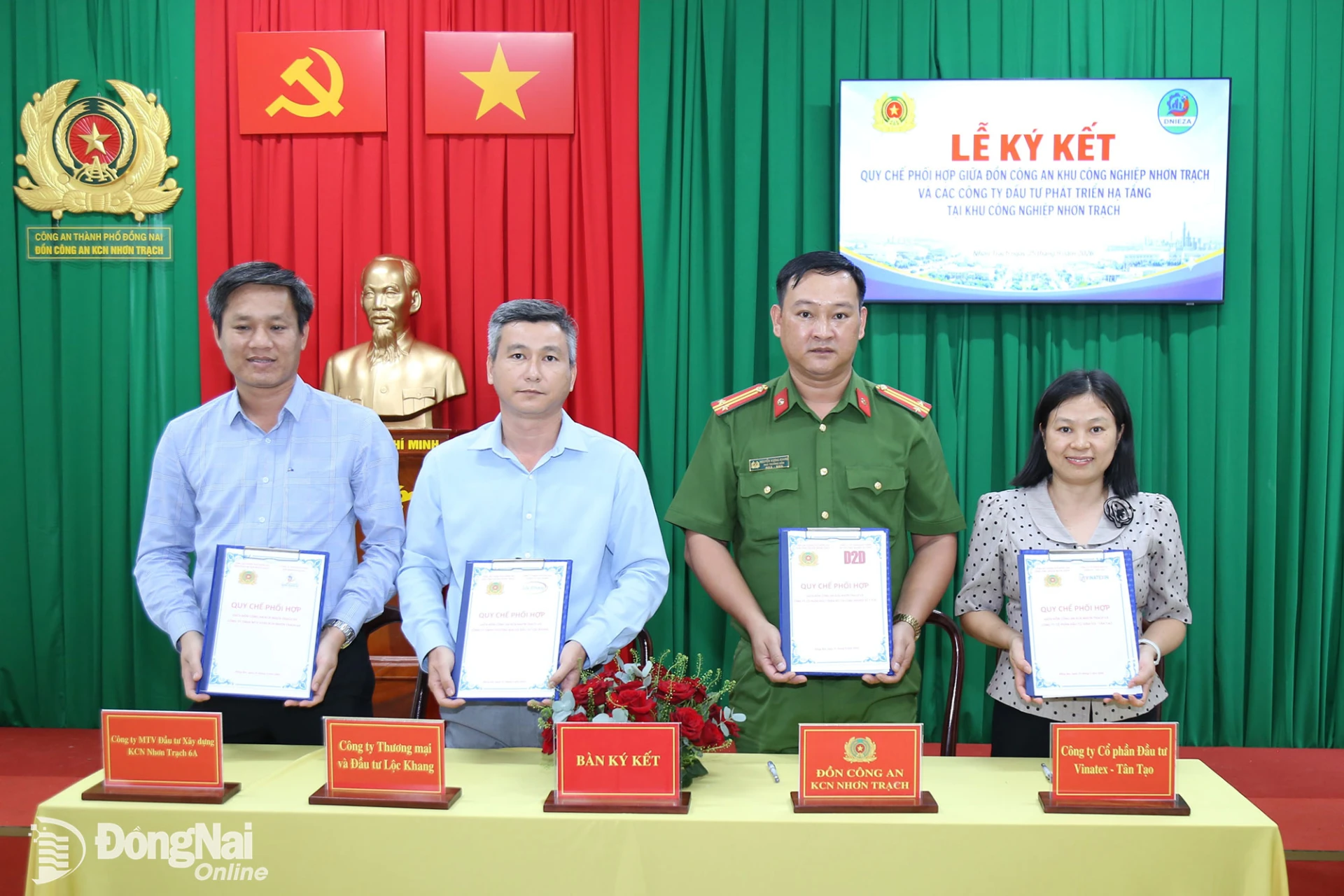 Đại diện Đồn Công an Khu công nghiệp Nhơn Trạch ký kết với các đơn vị thực hiện mô hình Kết nối bình yên khu công nghiệp. Ảnh: C.T.V