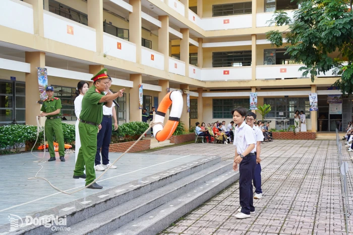 Trang bị kỹ năng phòng cháy và cứu người cho học sinh