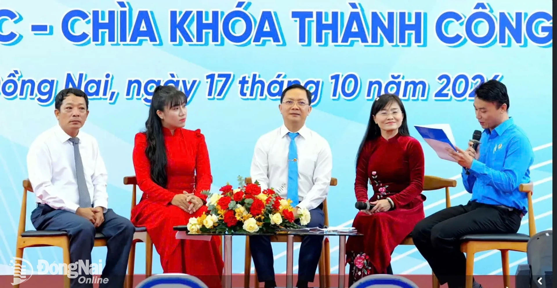 Các đại biểu tham gia chương trình giao lưu cùng công nhân lao động. Ảnh: CTV
