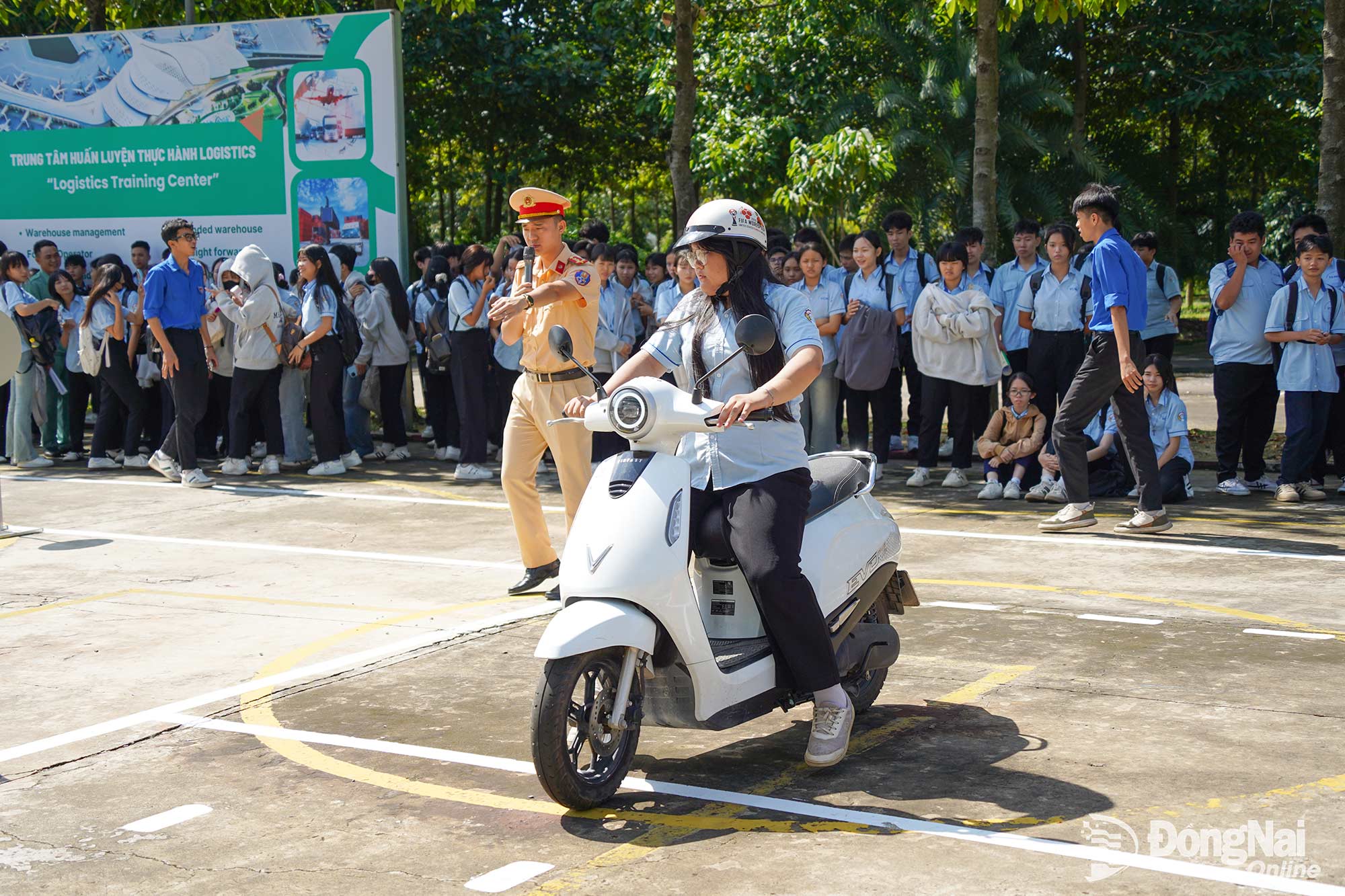 Cán bộ Phòng Cảnh sát giao thông Công an thành phố hướng dẫn học sinh Trường cao đẳng Cơ giới và Thủy lợi (phường Hố Nai) kỹ năng xử lý tình huống khi điều khiển xe máy trên sa hình.