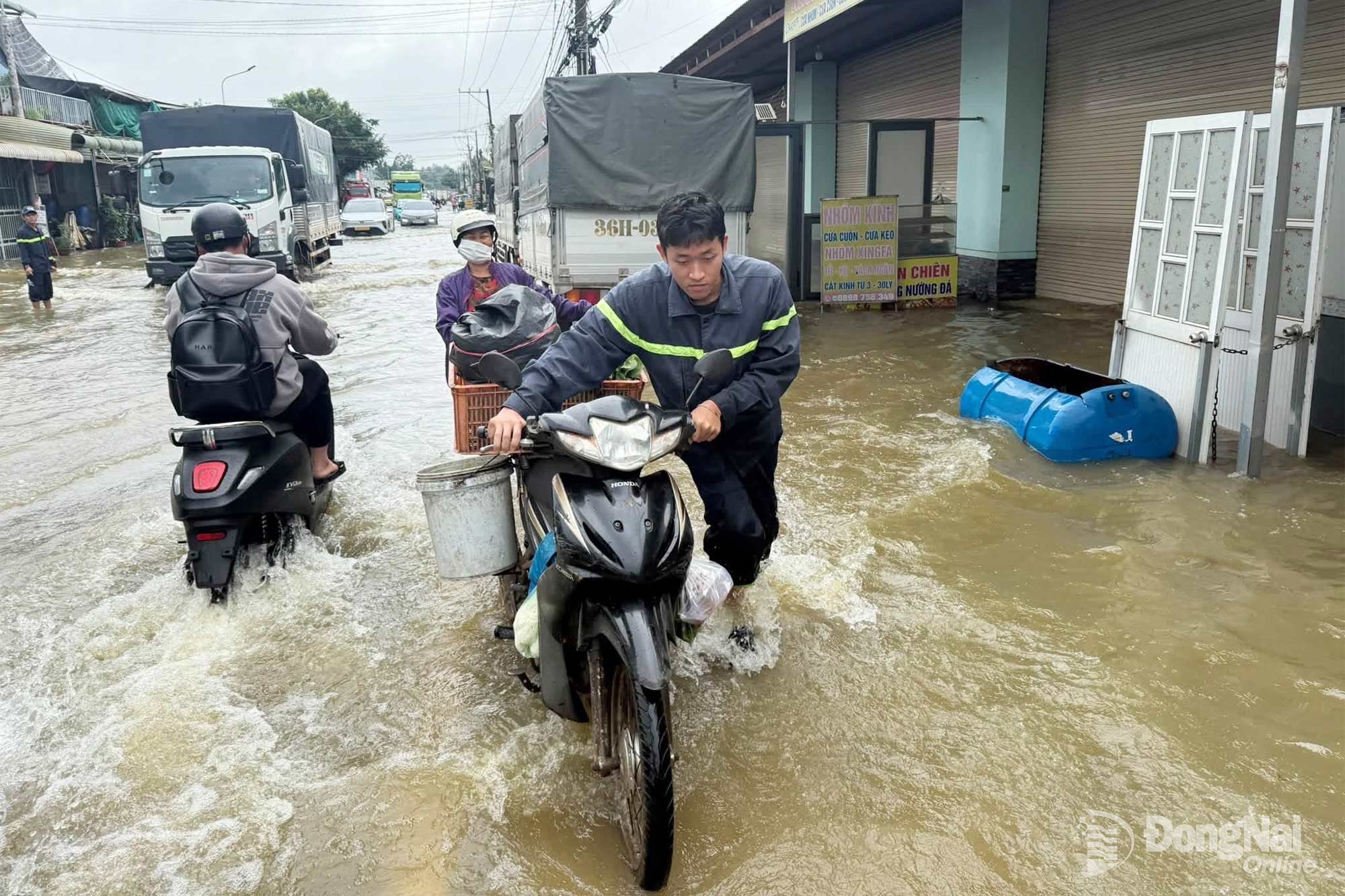 Đội Chữa cháy và cứu nạn, cứu hộ khu vực 5 hỗ trợ người dân xã Bình Minh bị ngập lụt. Ảnh: C.T.V