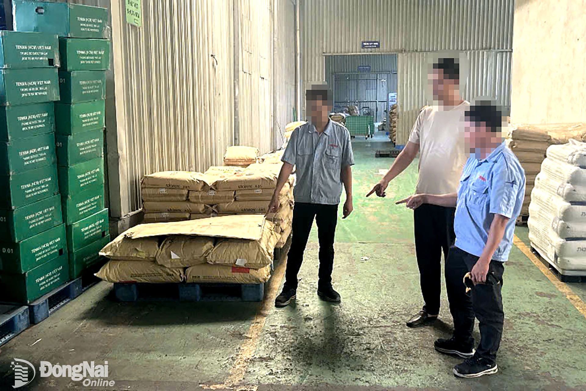 Nhóm đối tượng trộm cắp tài sản của công ty trong Khu công nghiệp Biên Hòa bị lực lượng công an phát hiện, bắt giữ. Ảnh: C.T.V