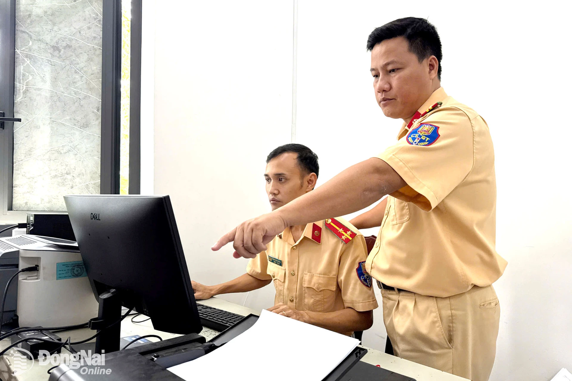 Cán bộ Phòng Cảnh sát giao thông Công an thành phố theo dõi các phương tiện vi phạm qua camera giám sát và xử phạt trên phần mềm hệ thống. Ảnh: Mộc Miên