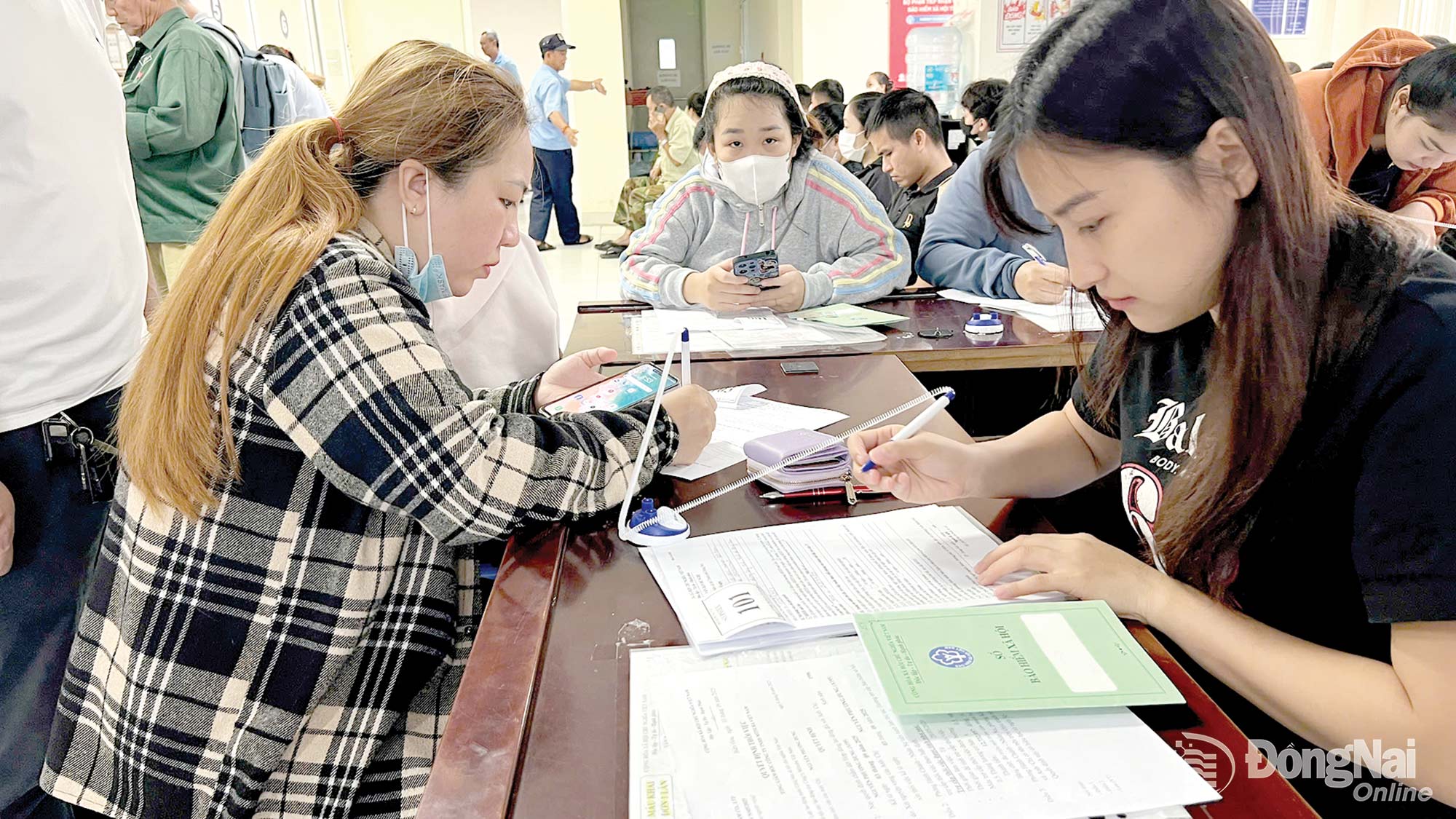 Người dân làm hồ sơ hưởng chế độ bảo hiểm xã hội tại bộ phận một cửa Bảo hiểm xã hội thành phố Đồng Nai.

