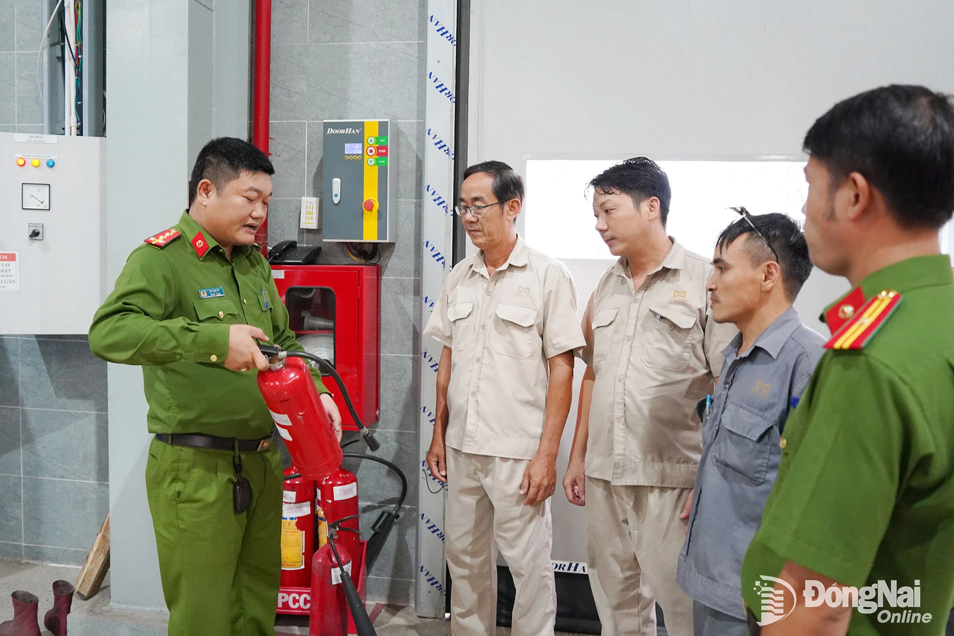 Cán bộ Phòng Cảnh sát phòng cháy, chữa cháy và cứu nạn, cứu hộ Công an thành phố cùng Công an xã Phước Thái kiểm tra các phương tiện phòng cháy, chữa cháy tại một công ty trên địa bàn.