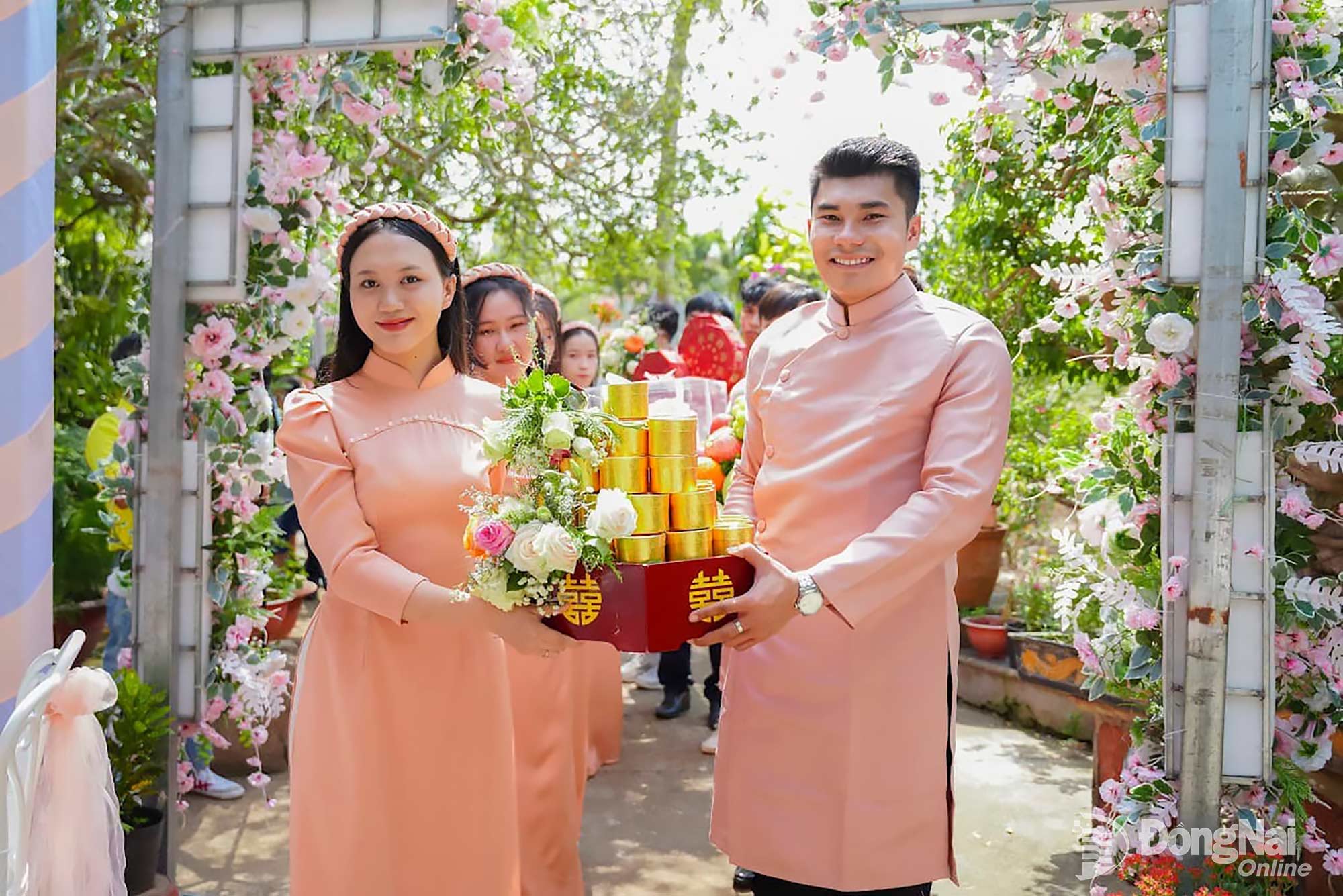 Theo quy định, các thủ tục dạm ngõ, ăn hỏi, rước dâu được thực hiện theo phong tục, tập quán nhưng không phô trương, rườm rà. Ảnh minh họa: Kim Liễu