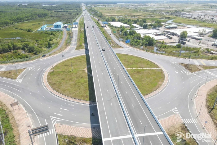 Phấn khởi khi đường cao tốc Bến Lức - Long Thành thông xe