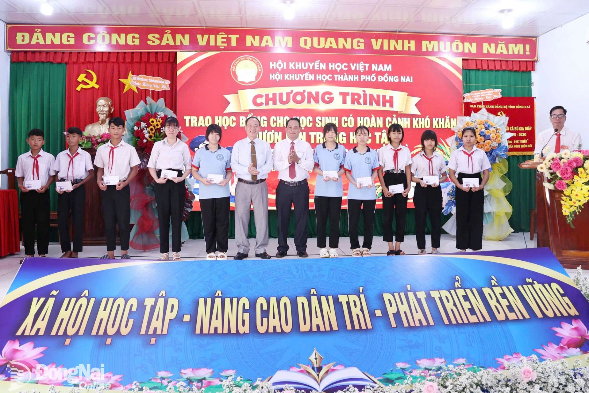 Đại diện lãnh đạo Hội Khuyến học thành phố và Đảng ủy xã Bù Gia Mập trao học bổng cho các học sinh có hoàn cảnh khó khăn.