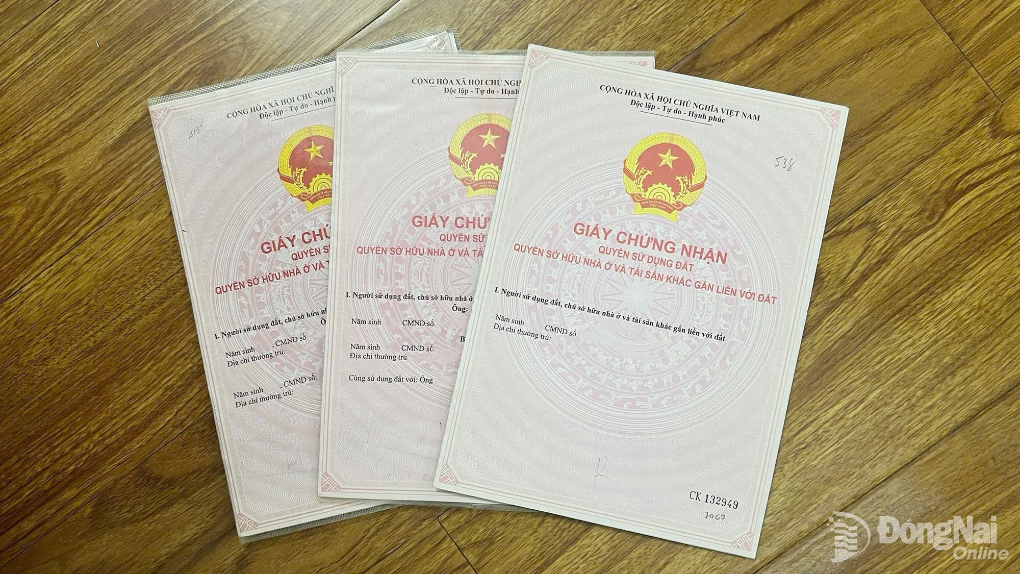 Người dân mong quy định về thu hồi sổ đỏ rõ ràng, sát thực tế, vì đây là giấy tờ pháp lý quan trọng, gắn với quyền sử dụng đất và sở hữu tài sản. Ảnh minh họa: Kim Liễu