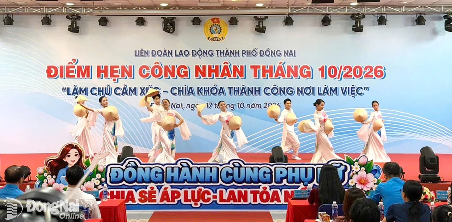Một tiết mục văn nghệ tại tại chương trình. Ảnh: Viết Cường
