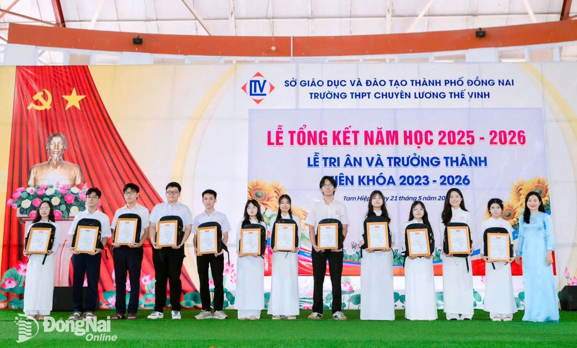 Đại diện Ban Giám hiệu Trường THPT chuyên Lương Thế Vinh (phường Tam Hiệp) trao thưởng cho học sinh giỏi năm học 2025-2026. Ảnh: ĐVCC