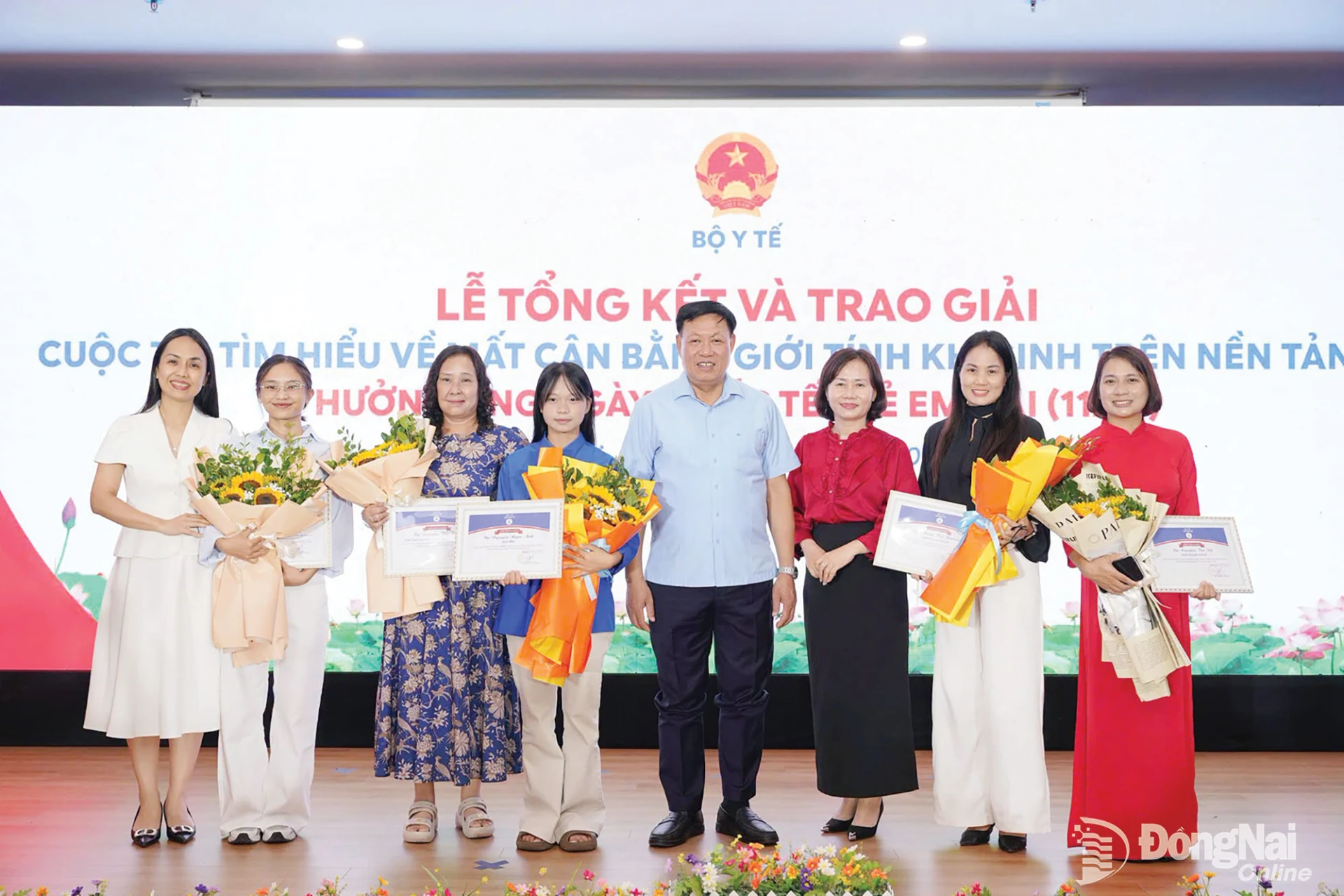 Thứ trưởng Bộ Y tế Đỗ Xuân Tuyên (thứ 5, từ trái qua) trao giải cho các cá nhân, tập thể đạt giải Cuộc thi Tìm hiểu về mất cân bằng giới tính khi sinh trên nền tảng số. Ảnh: Cục Dân số