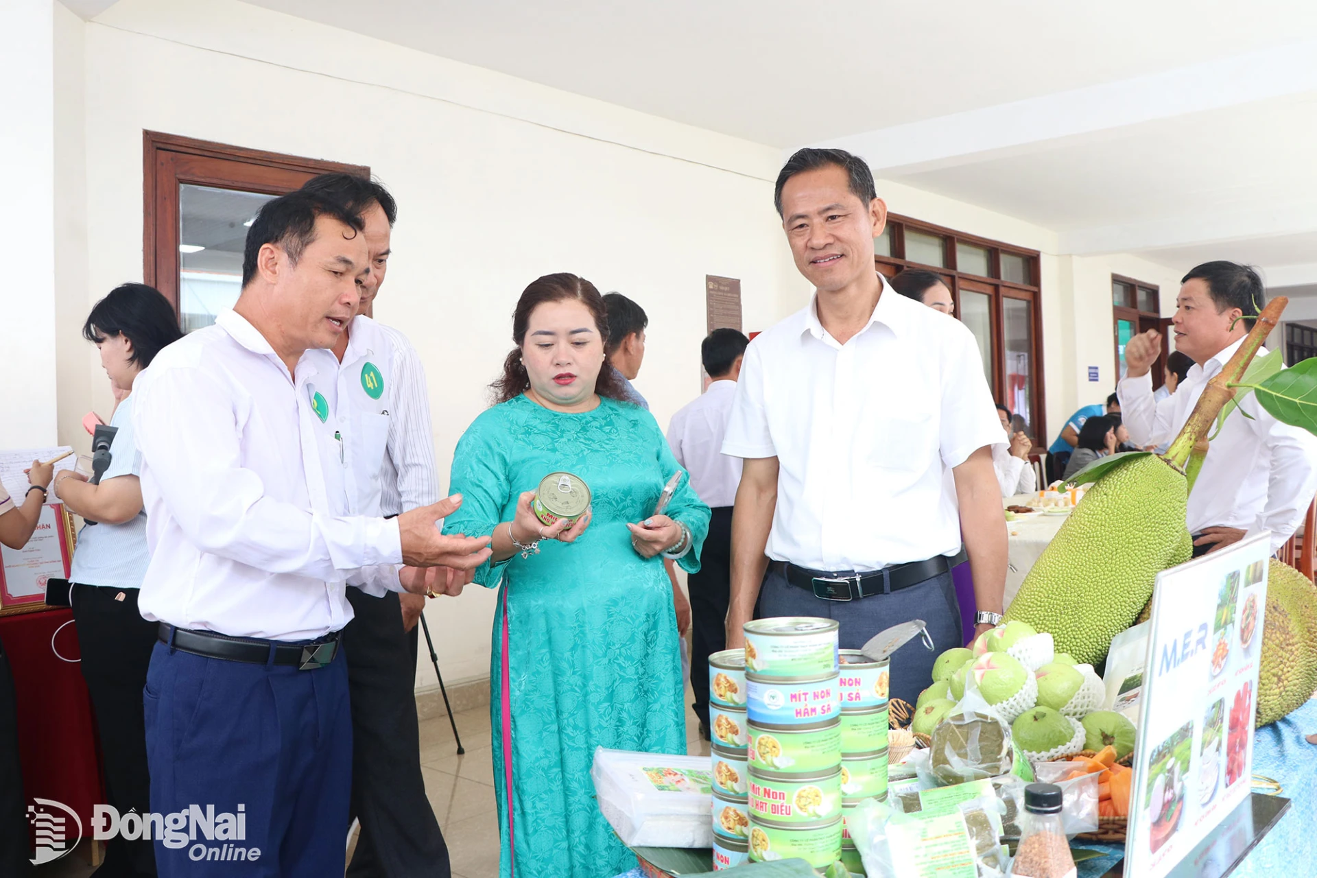 Bà Nguyễn Thanh Hiền, Phó Chủ tịch phụ trách Liên minh Hợp tác xã thành phố tham quan gian hàng các sản phẩm của Hợp tác xã Thương mại, dịch vụ nông nghiệp Phước Thiện (xã Tân Quan).
