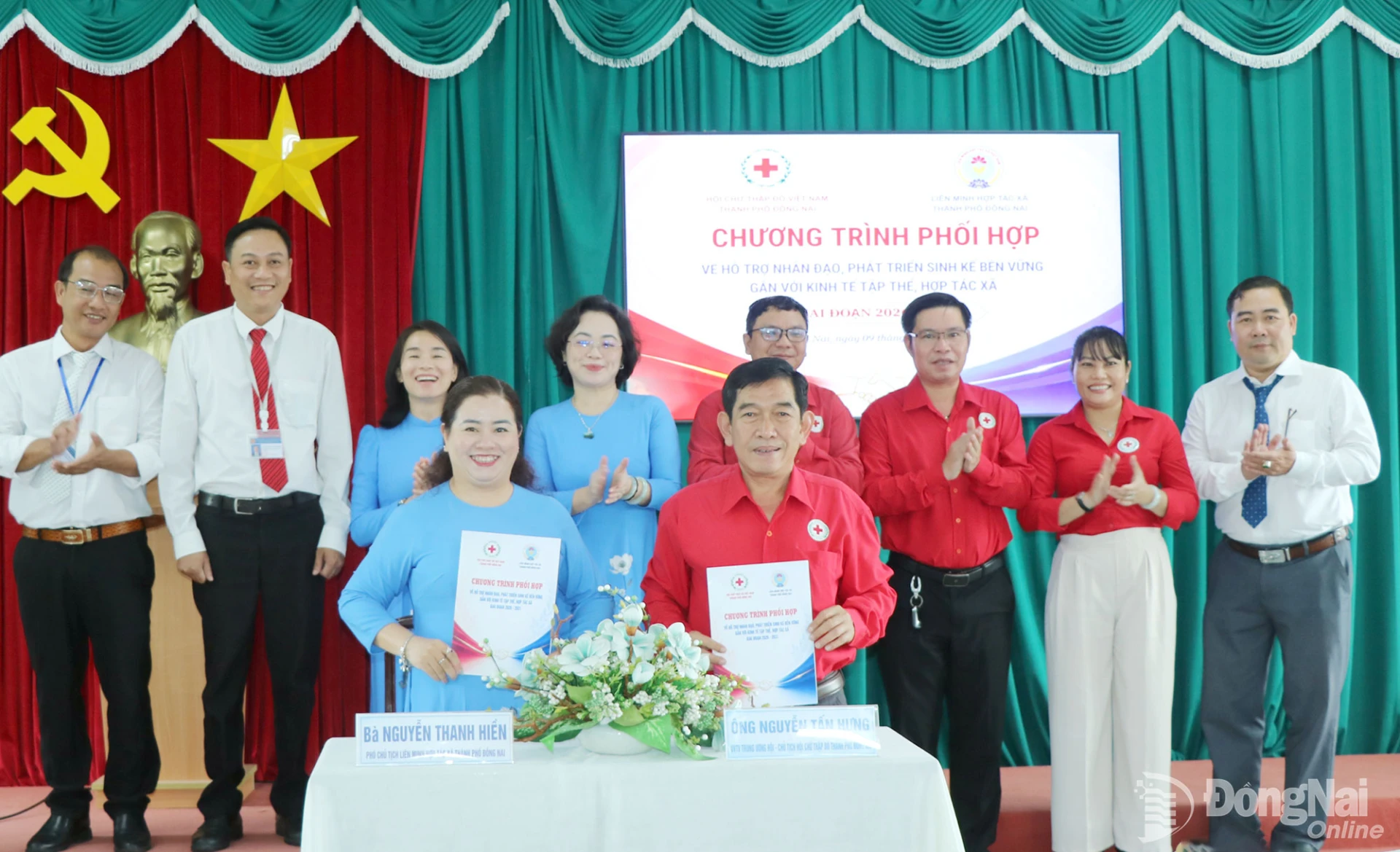Chủ tịch Hội Chữ thập đỏ thành phố Nguyễn Tấn Hưng và Phó Chủ tịch phụ trách Liên minh Hợp tác xã thành phố Đồng Nai Nguyễn Thanh Hiền ký kết hợp tác hỗ trợ nhân đạo, phát triển sinh kế bền vững giai đoạn 2026-2031.

