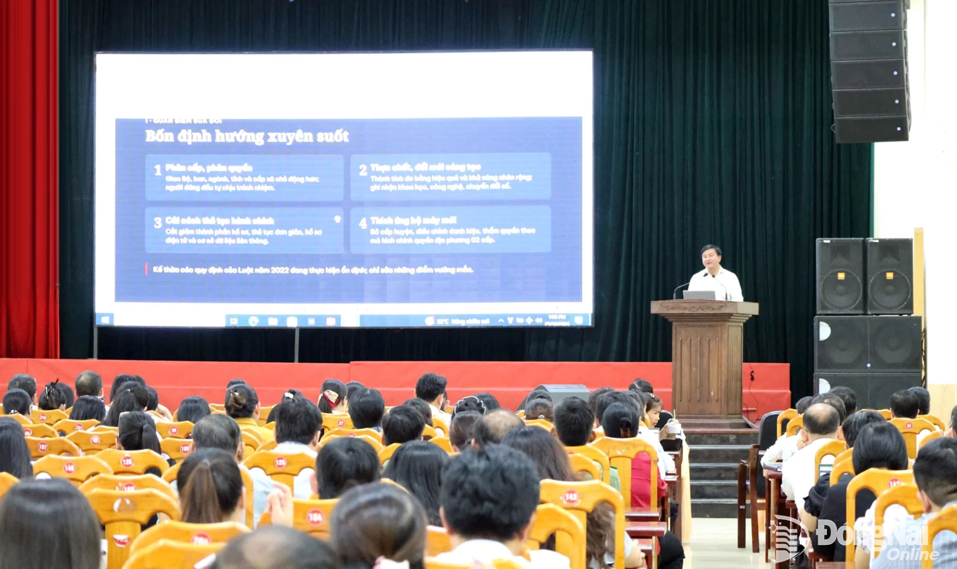 Ông Nguyễn Đức Nhuận, Phó Trưởng phòng III, Ban Thi đua - Khen thưởng Trung ương trình bày nội dung chuyên đề tại hội nghị. Ảnh: Hồ Thảo
