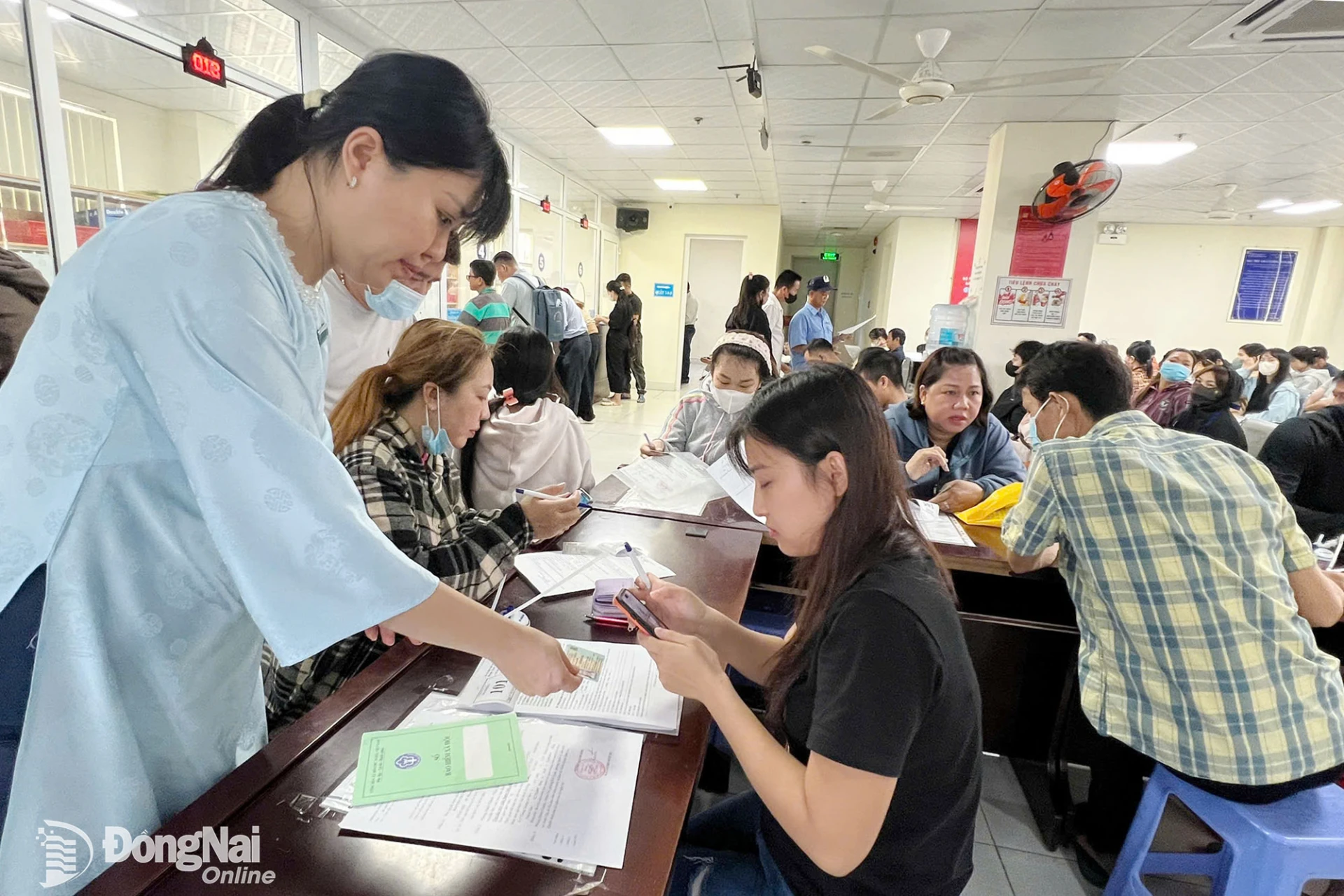 Nhân viên Bảo hiểm xã hội Đồng Nai tư vấn, hướng dẫn người dân làm thủ tục hưởng chế độ bảo hiểm xã hội.