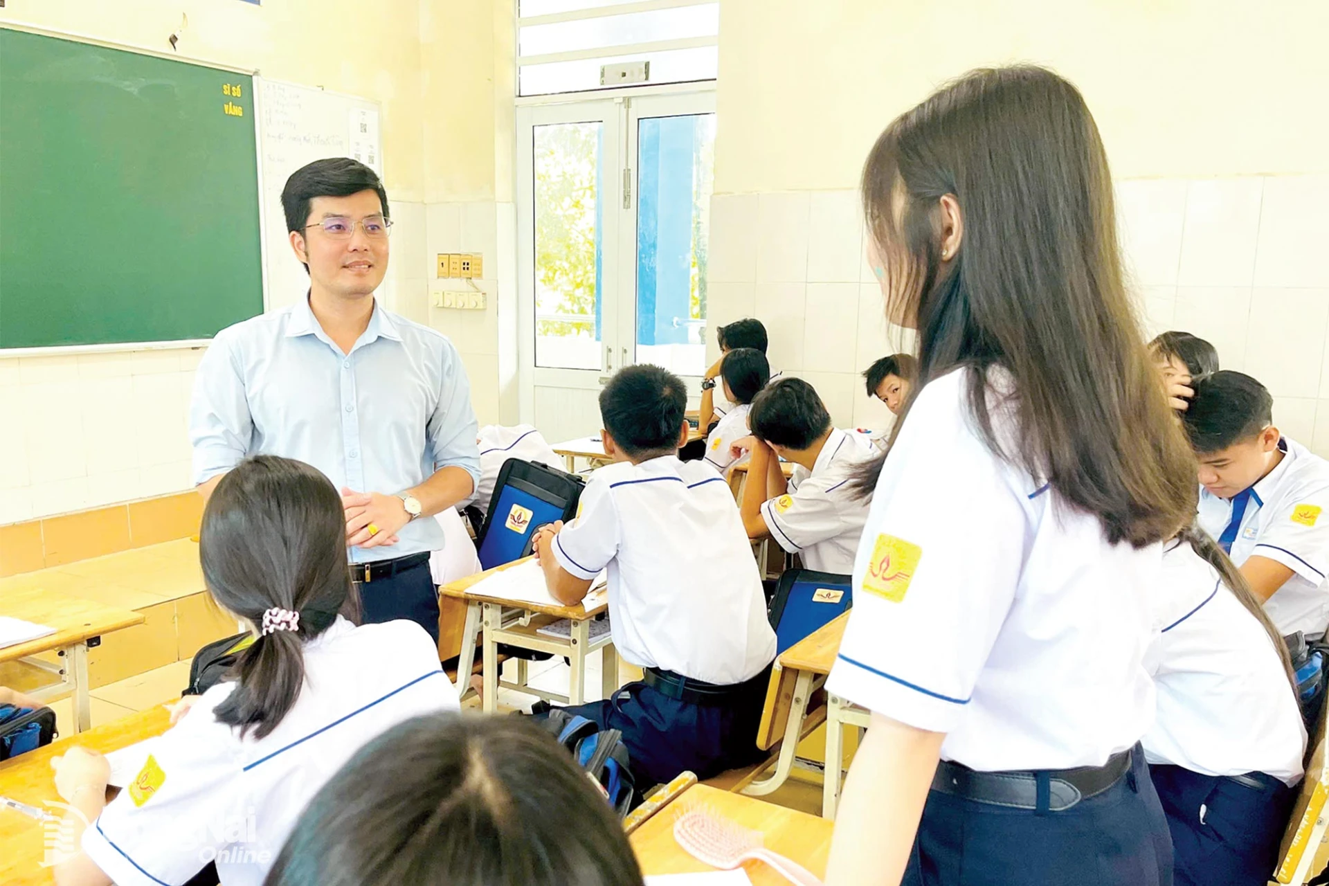 Trẻ cần được lắng nghe, chia sẻ để có thể vượt qua những khó khăn về tâm lý của tuổi dậy thì. Trong ảnh: Thạc sĩ tâm lý Hà Văn Phúc chia sẻ với học sinh Trường TH-THCS-THPT Đinh Tiên Hoàng (phường Tam Hiệp) về cách kiểm soát cảm xúc.

