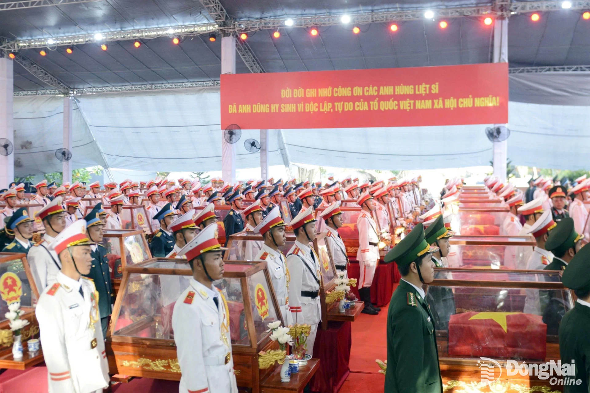 Các lực lượng nghiêm trang làm nhiệm vụ đưa tiễn hài cốt liệt sĩ về lòng đất mẹ. Ảnh: Nguyệt Hà - Lương Anh