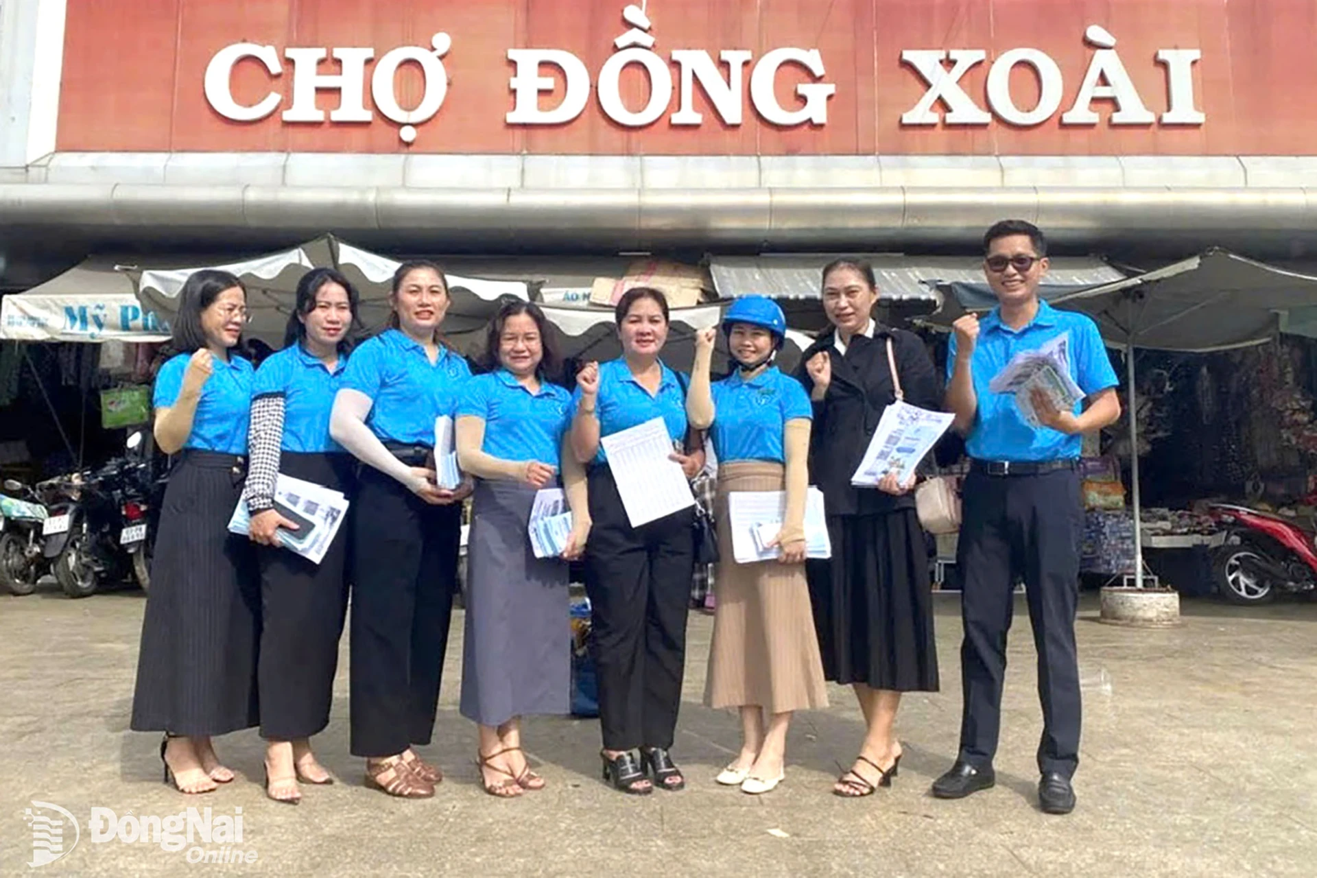 Viên chức Bảo hiểm xã hội cơ sở Bình Phước ra quân tuyên truyền, vận động tiểu thương chợ Đồng Xoài  tham gia bảo hiểm xã hội, bảo hiểm y tế.