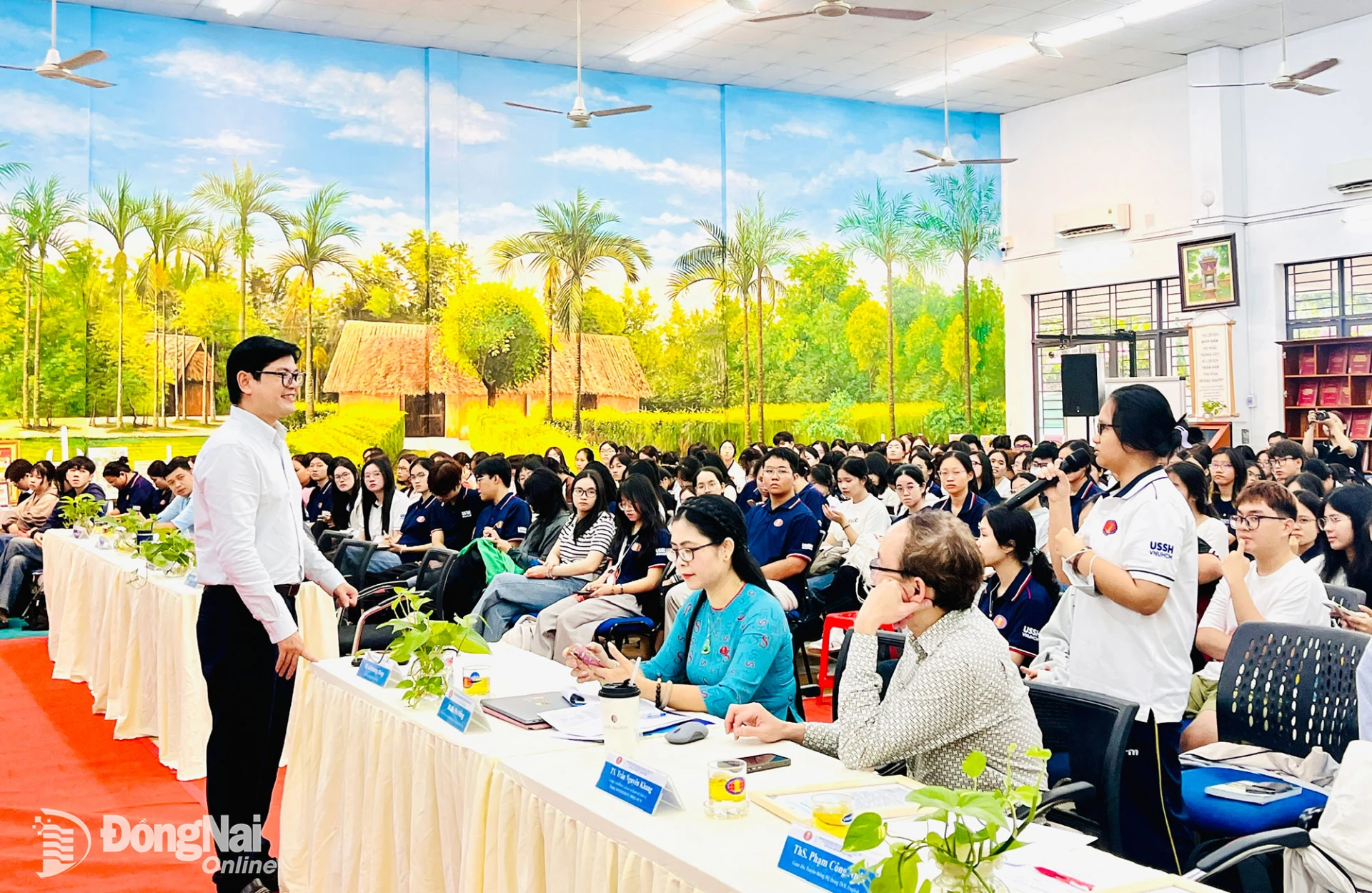 Tiến sĩ Trần Nguyên Khang, giảng viên Khoa Lịch sử và Quan hệ quốc tế, Trường đại học Khoa học xã hội và Nhân văn, Đại học Quốc gia Thành phố Hồ Chí Minh trao đổi với sinh viên về chủ đề công dân toàn cầu.