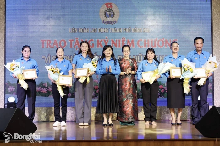 6 cán bộ Công đoàn Đồng Nai được trao kỷ niệm chương ‘Vì sự phát triển của phụ nữ Việt Nam’