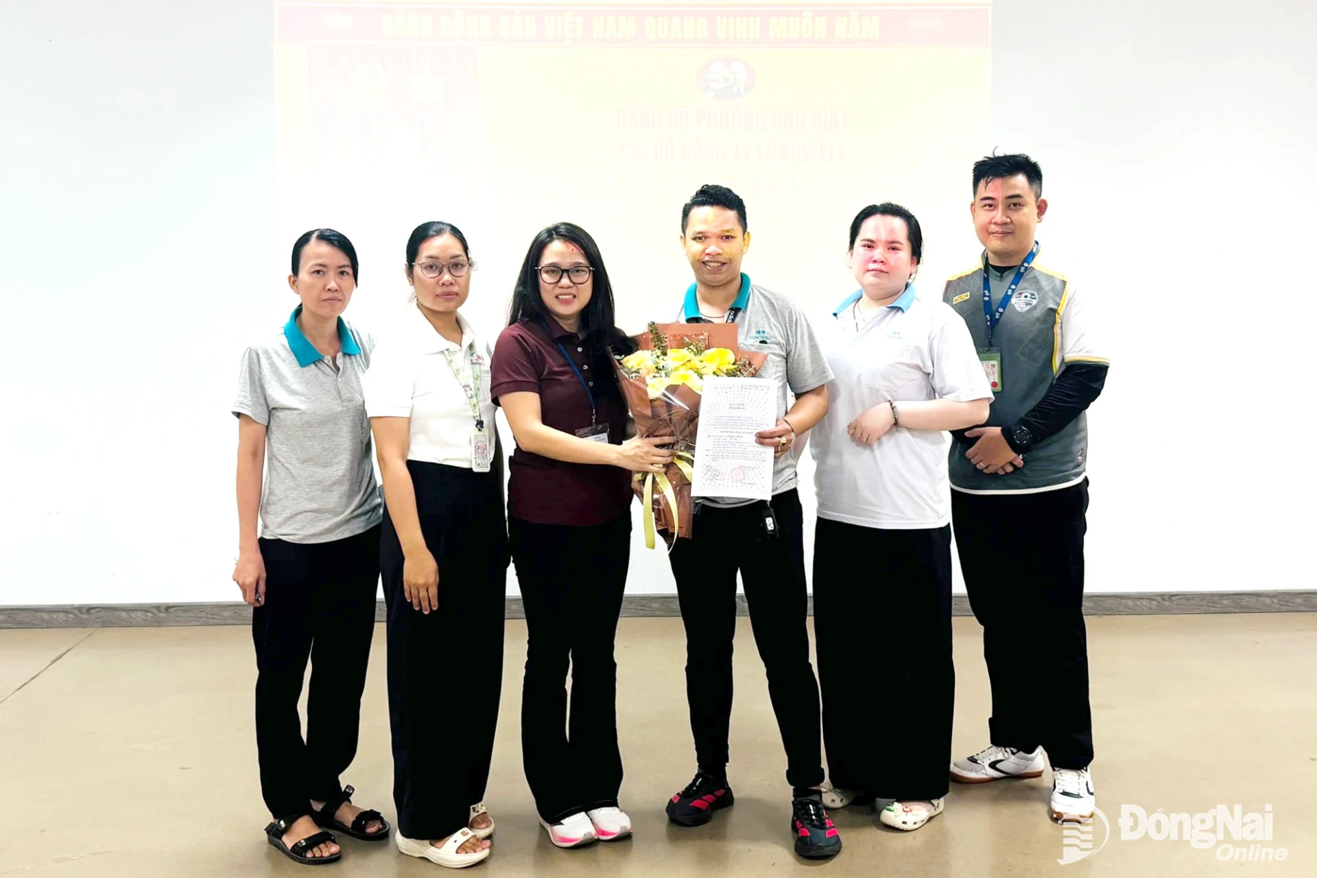 Chi bộ Công ty TNHH Longwell (phường Dầu Giây) tổ chức lễ kết nạp đảng viên mới năm 2026. Ảnh: Nguyễn Hòa