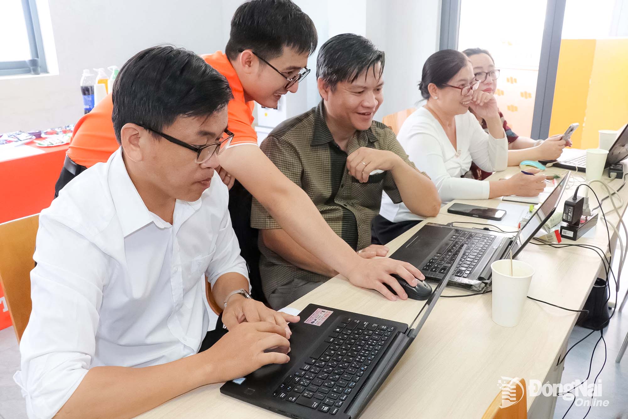 Giáo viên
các trường học trên
địa bàn thành phố
tham gia một lớp
tập huấn về ứng dụng
trí tuệ nhân tạo.