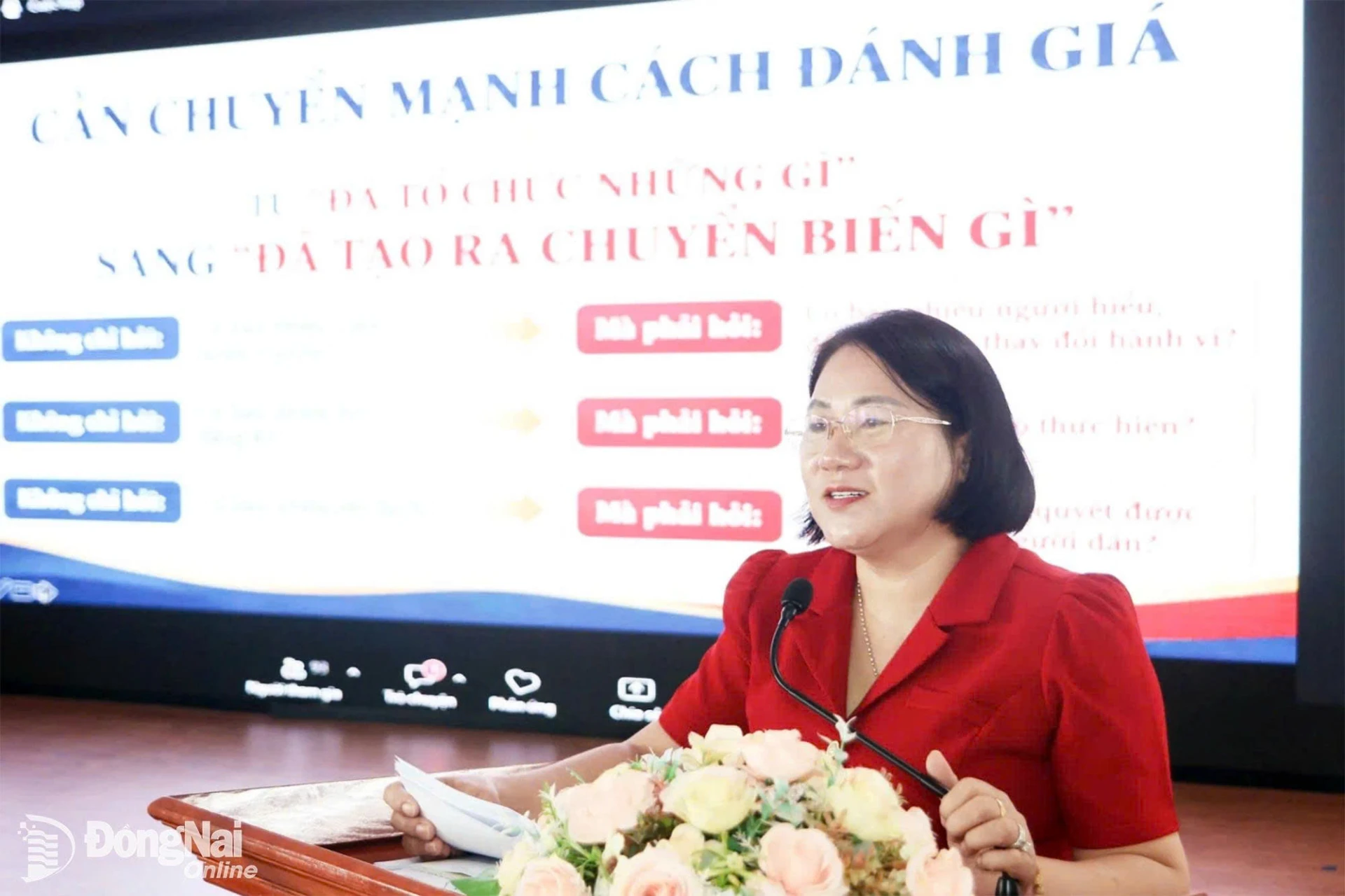 Bà Nguyễn Thị Hằng Nga, Phó Trưởng ban Phụ trách Ban Công tác xã hội và Hội quần chúng, Ủy ban MTTQ Việt Nam thành phố truyền đạt nội dung tại hội nghị. Ảnh: Văn Truyên
