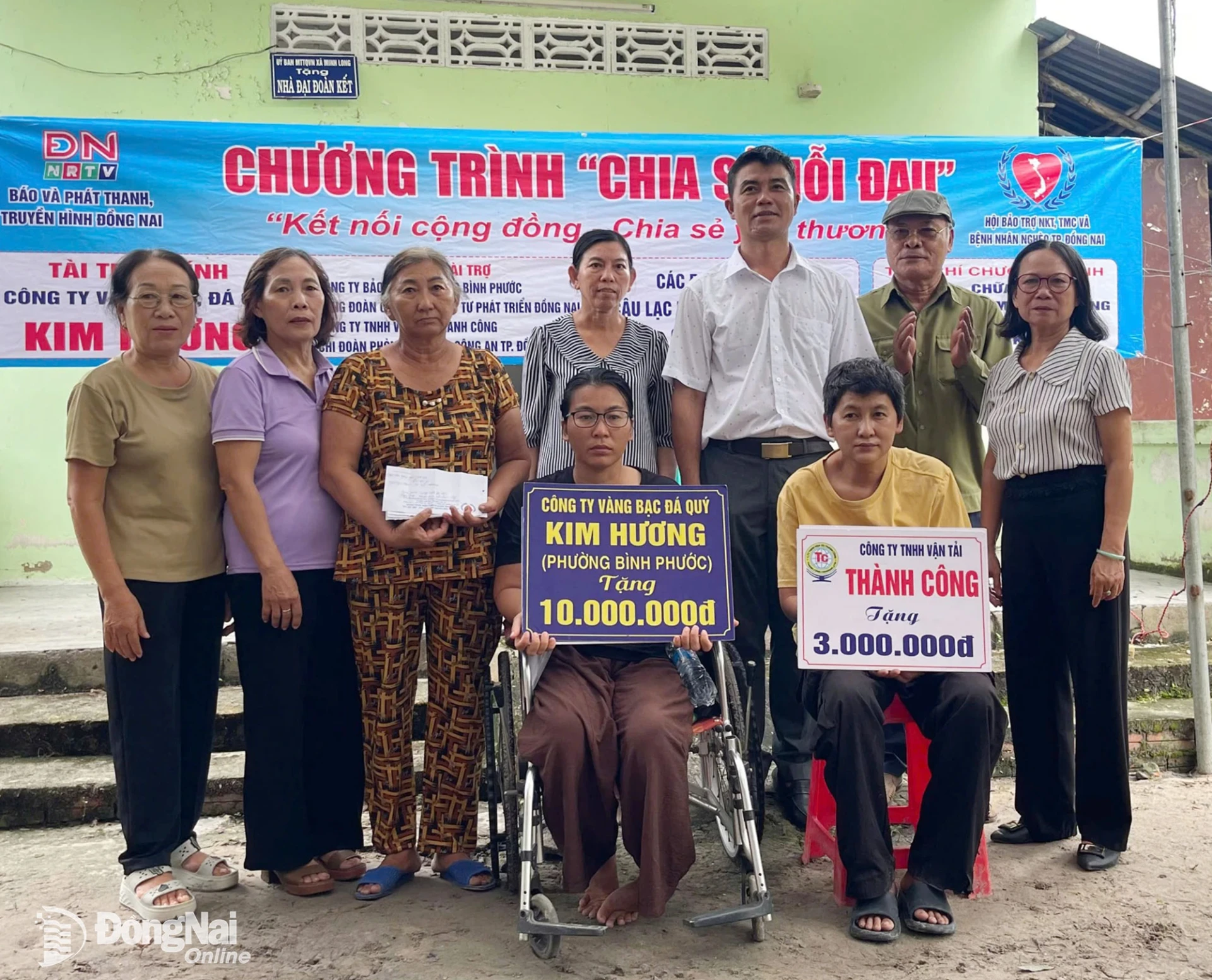 Đại diện lãnh đạo phường Minh Hưng và Ban điều hành khu phố 6 thăm hỏi, động viên, trao hỗ trợ cho gia đình bà Thu vượt qua cơn ngặt nghèo. Ảnh: Thu Hiền