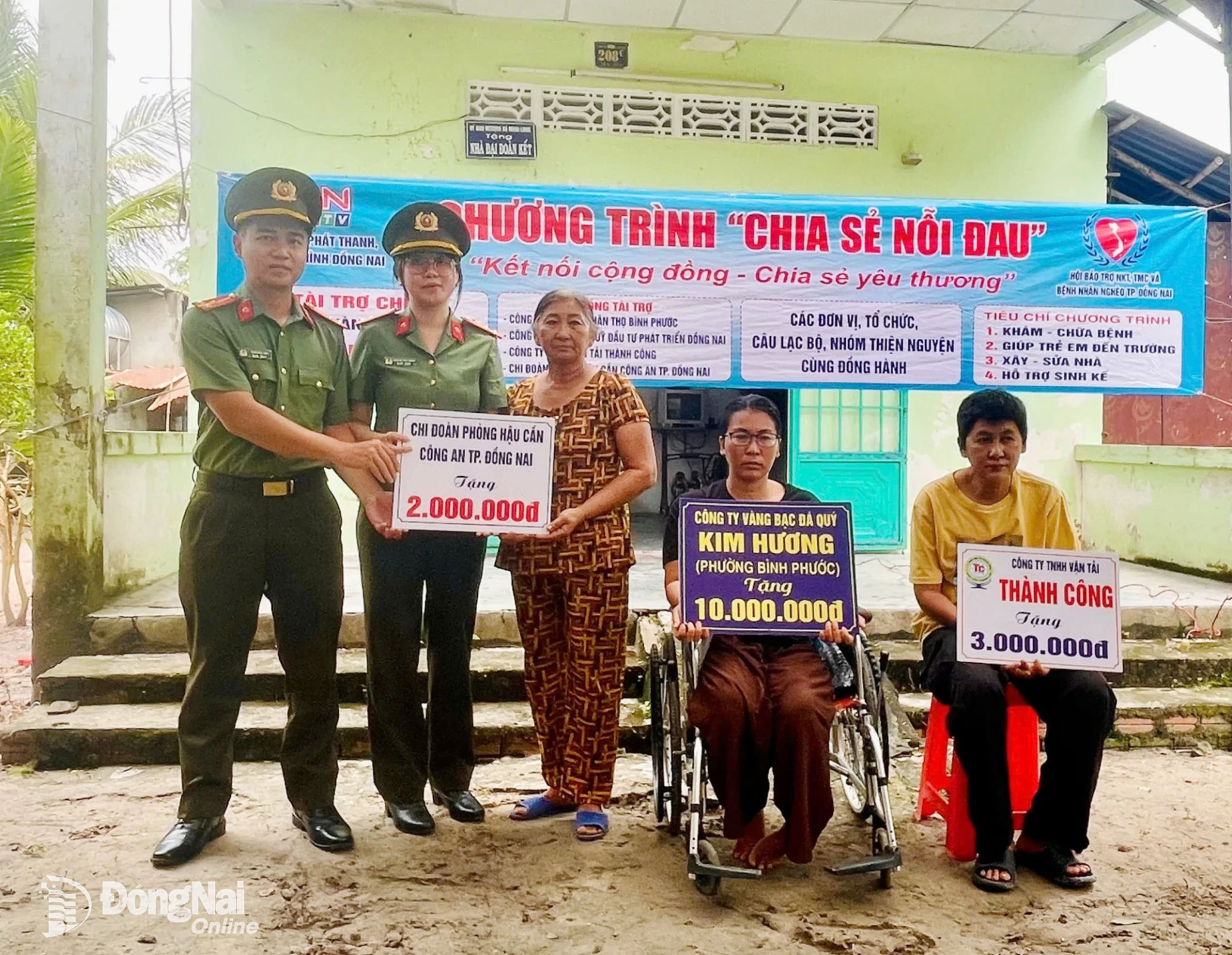 Các câu lạc bộ, nhà hảo tâm chung tay tiếp sức cho chị Mai có đủ chi phí phẫu thuật thay khớp háng, tìm lại nghị lực sống. Ảnh: Thu Hiền