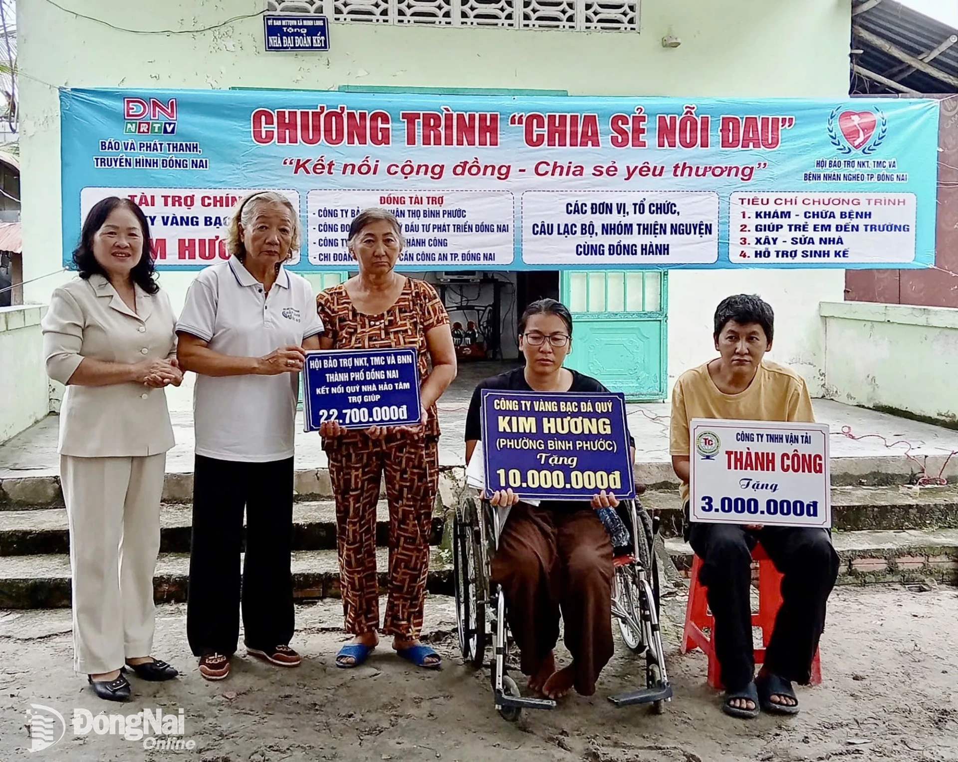 Đại diện lãnh đạo Hội Bảo trợ người khuyết tật, trẻ mồ côi và bệnh nhân nghèo thành phố Đồng Nai kết nối các nhà hảo tâm trao hỗ trợ cho gia đình bà Thu. Ảnh: Thu Hiền